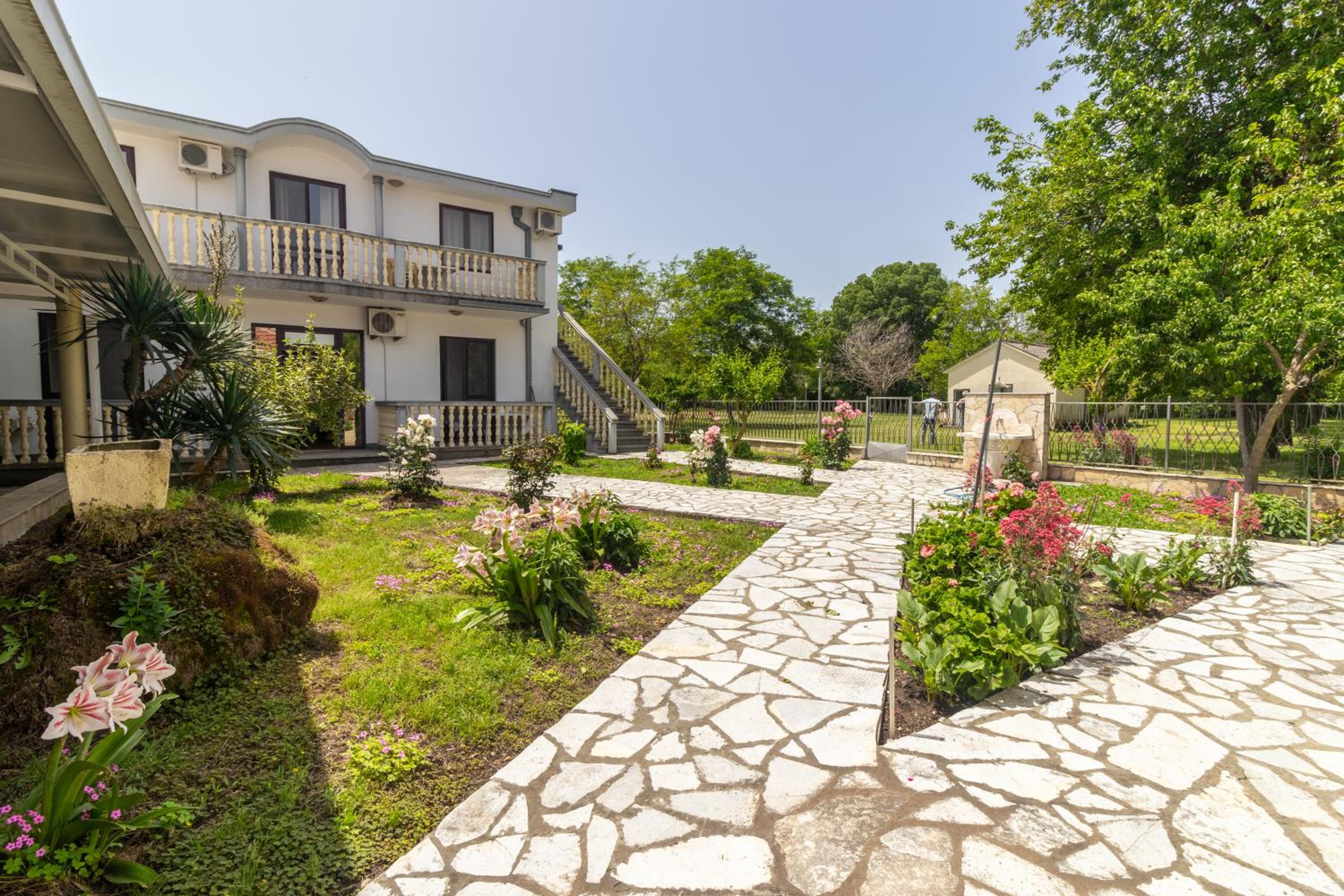 Tomi Guesthouse