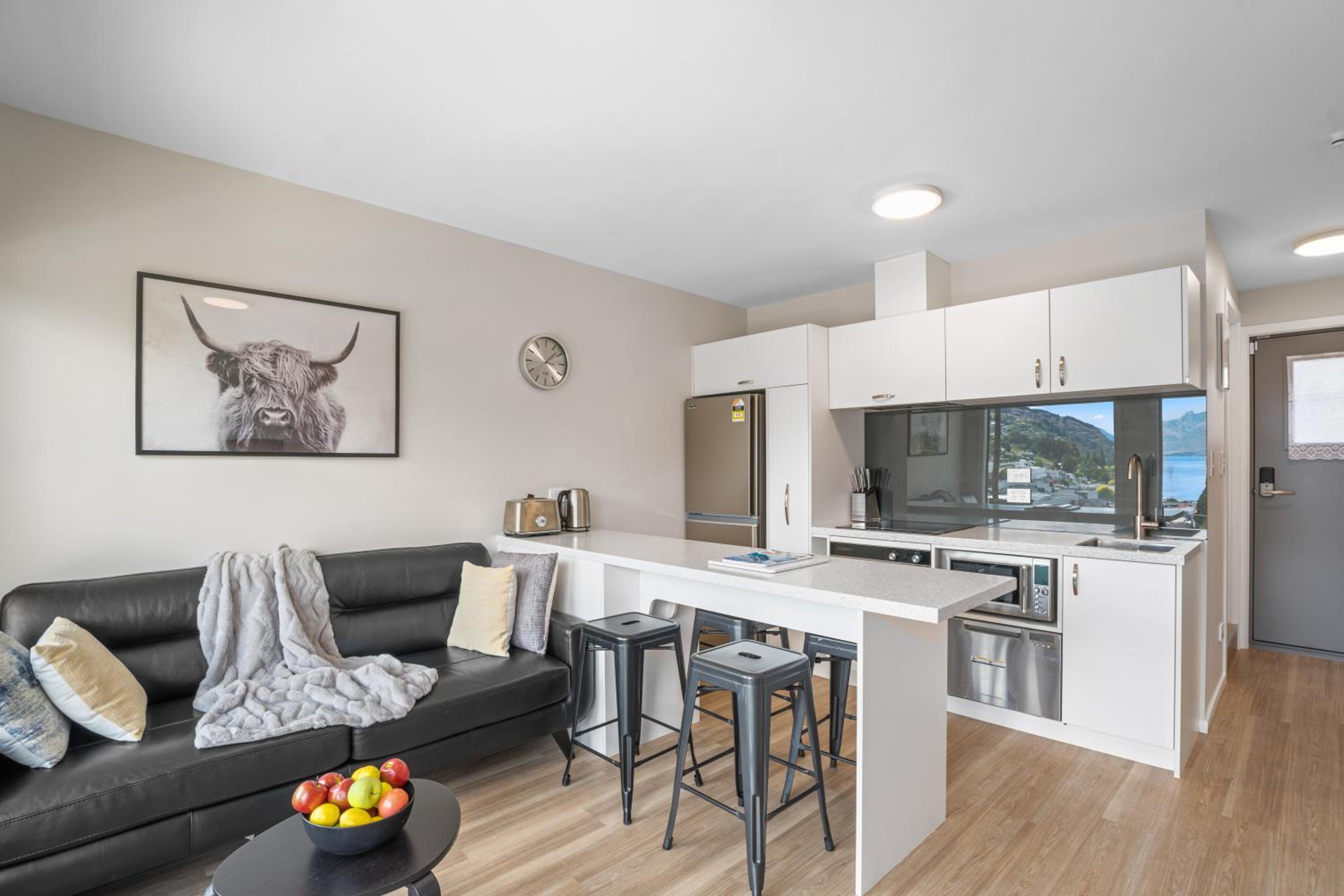Central Location - 2 Bedroom Aptmt with Lake View view 3