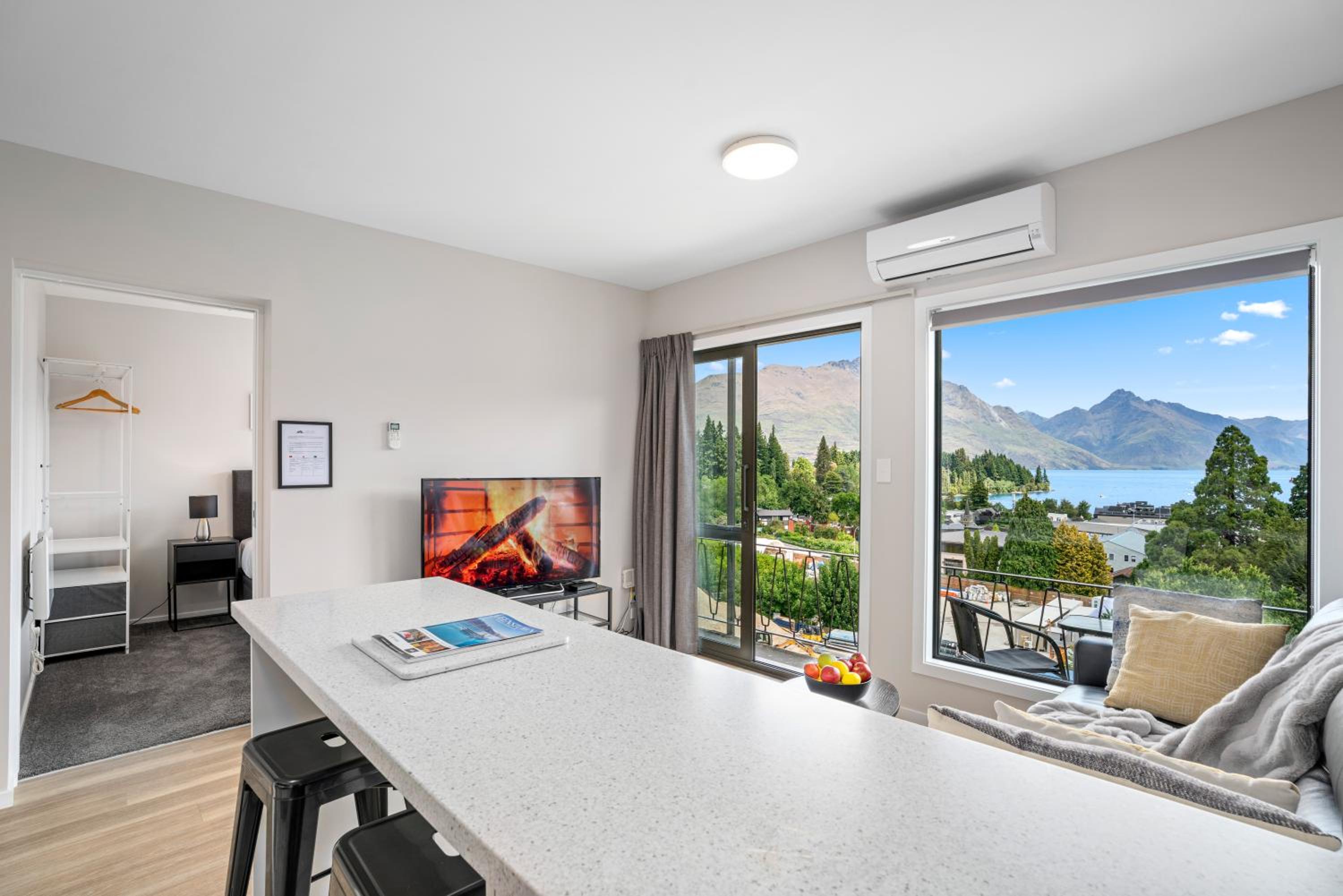 Central Location - 2 Bedroom Aptmt with Lake View view 4