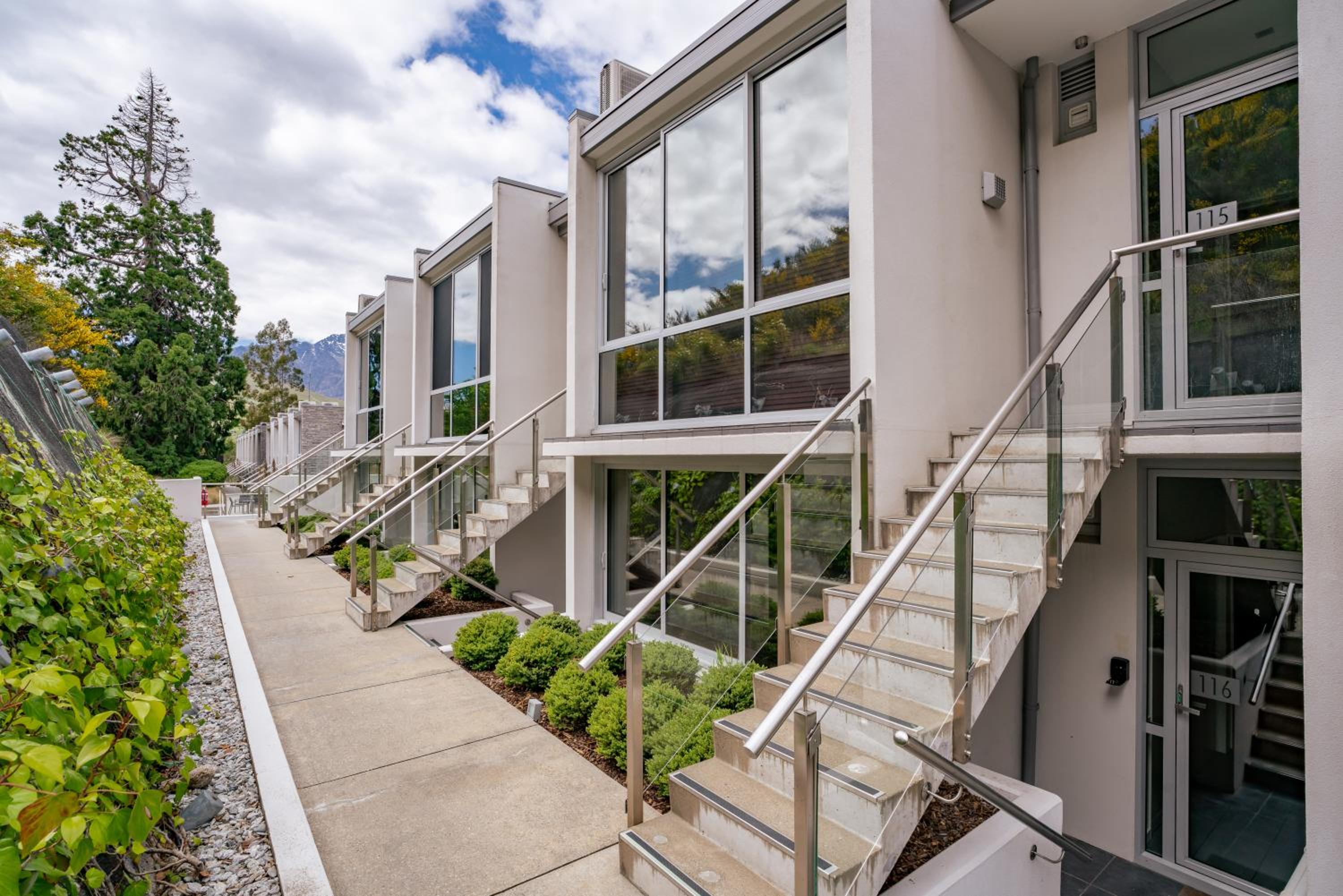 Modern Executive Living in Pounamu - 16
