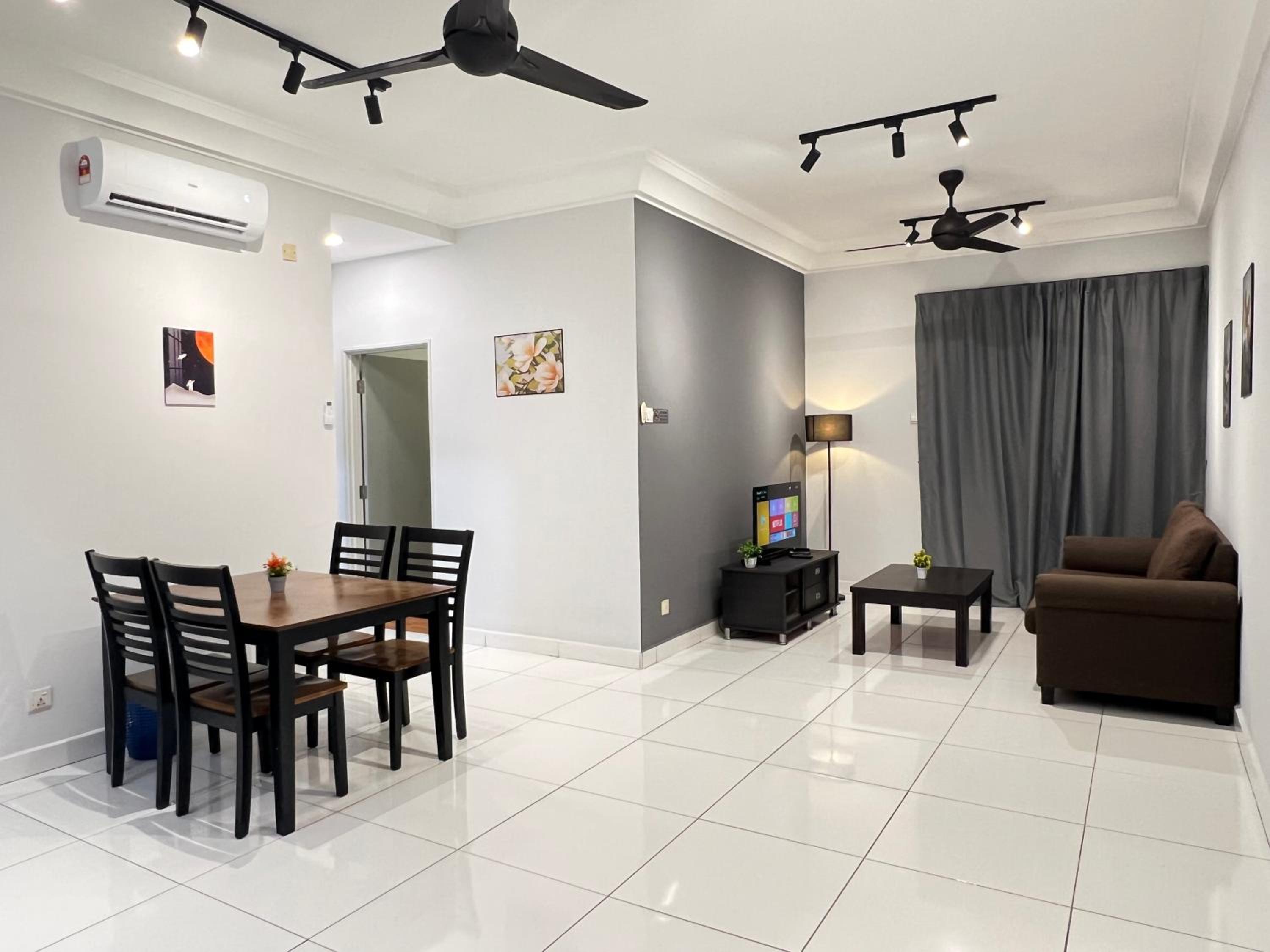 Platino 2 rooms for 4px near Paradigm Mall Johor Bahru