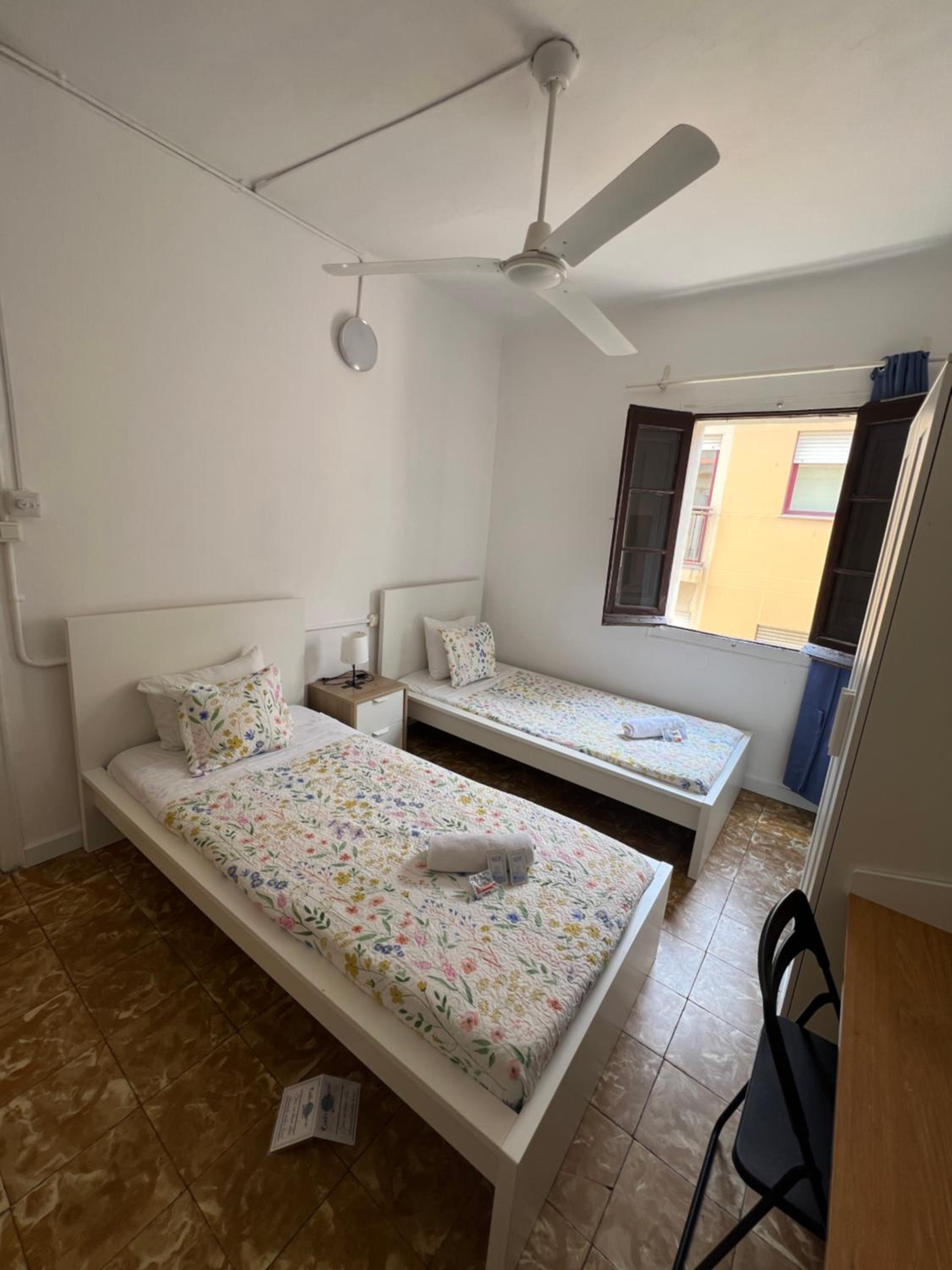 YOUTH HOSTEL - Central and Basic Drassanes