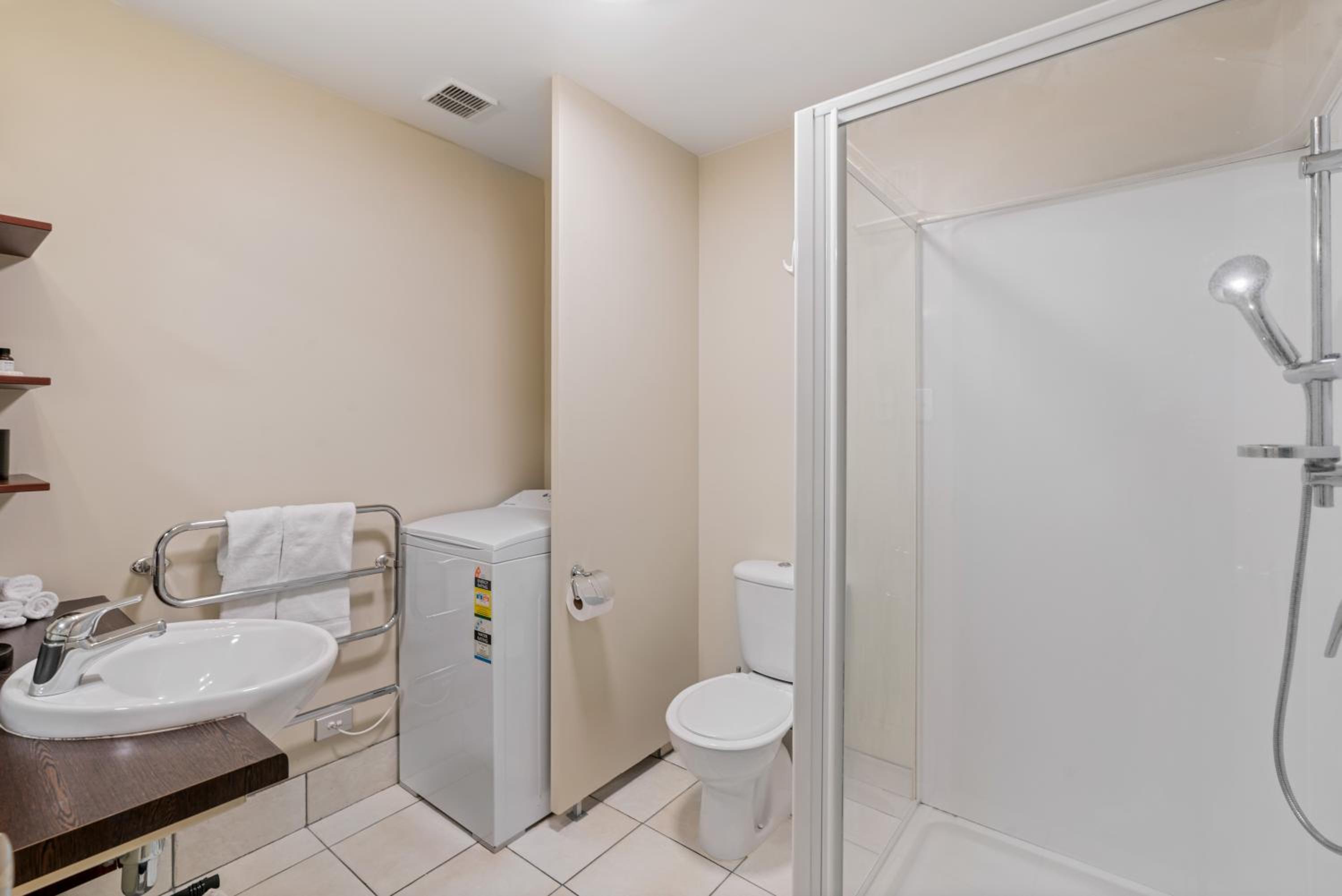 2-Bedroom Apartment with Lake & Mountain View - Beechwood