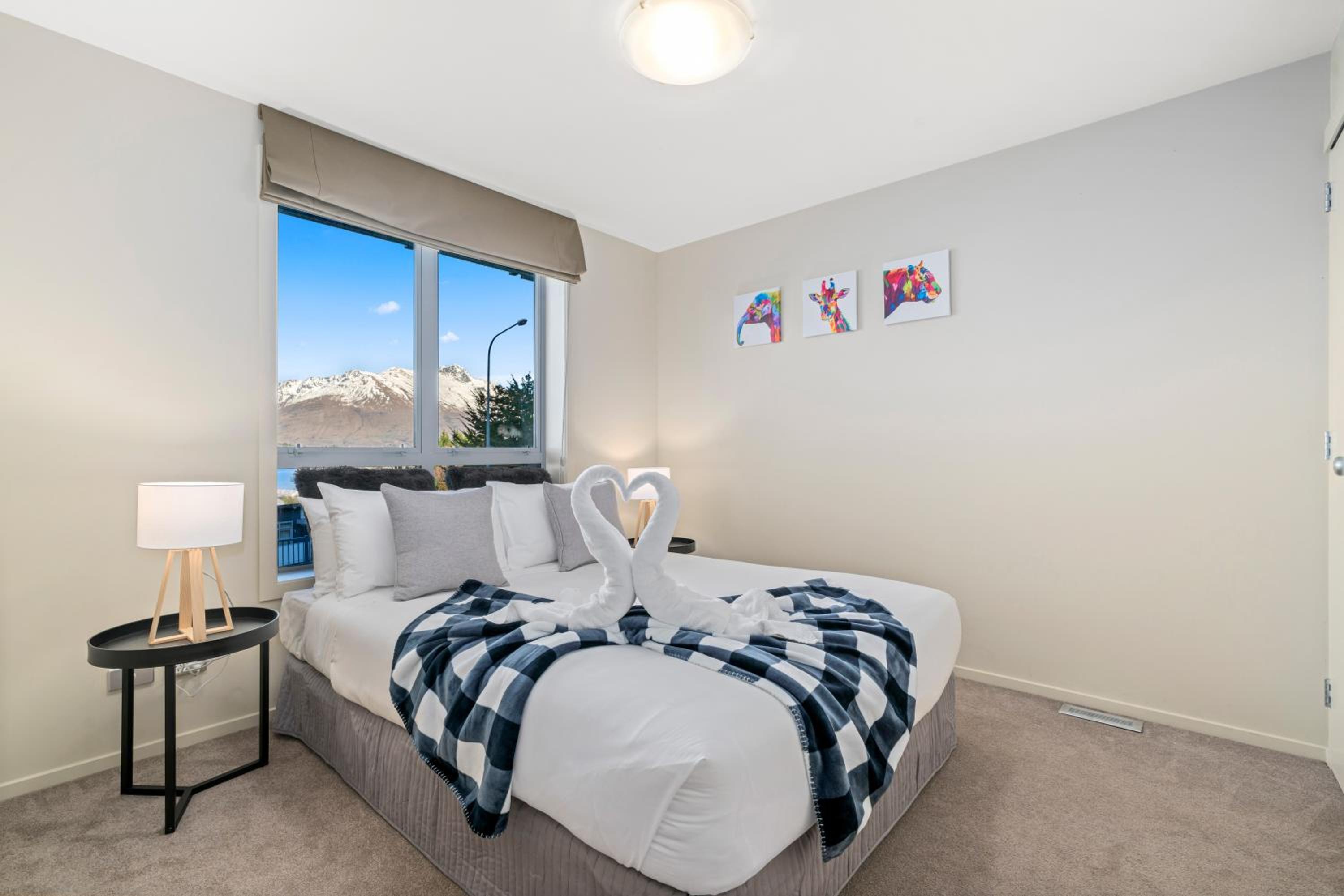 2-Bedroom Apartment with Lake & Mountain View - Beechwood