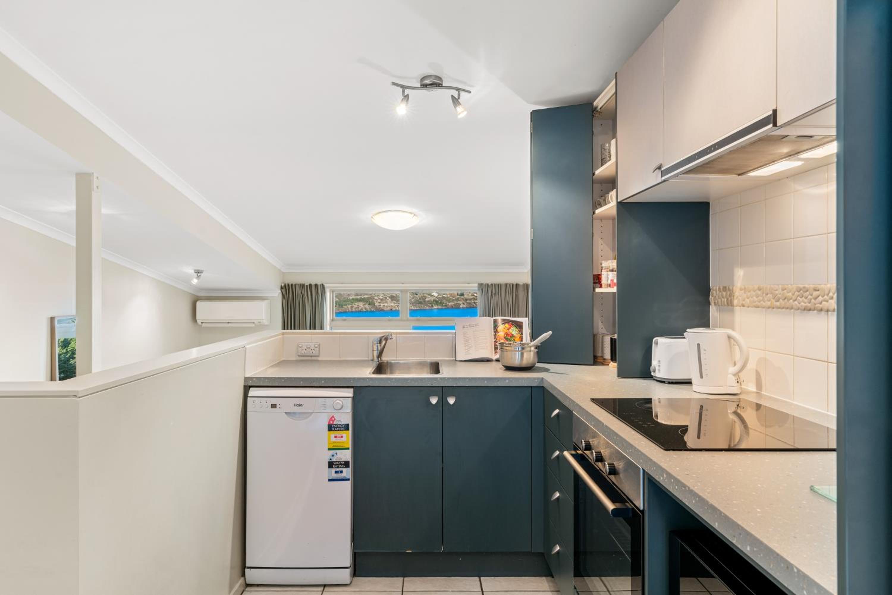 2-Bedroom Apartment with Lake & Mountain View - Beechwood