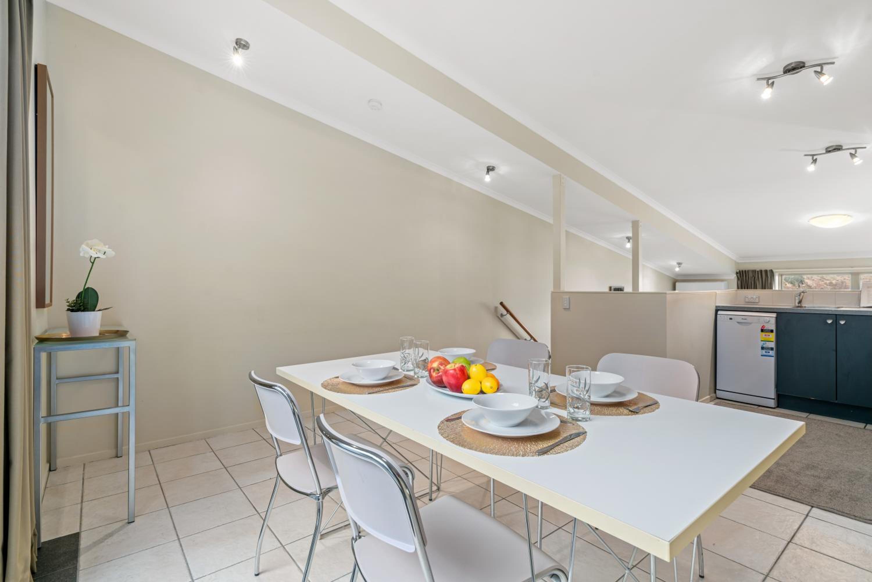 2-Bedroom Apartment with Lake & Mountain View - Beechwood