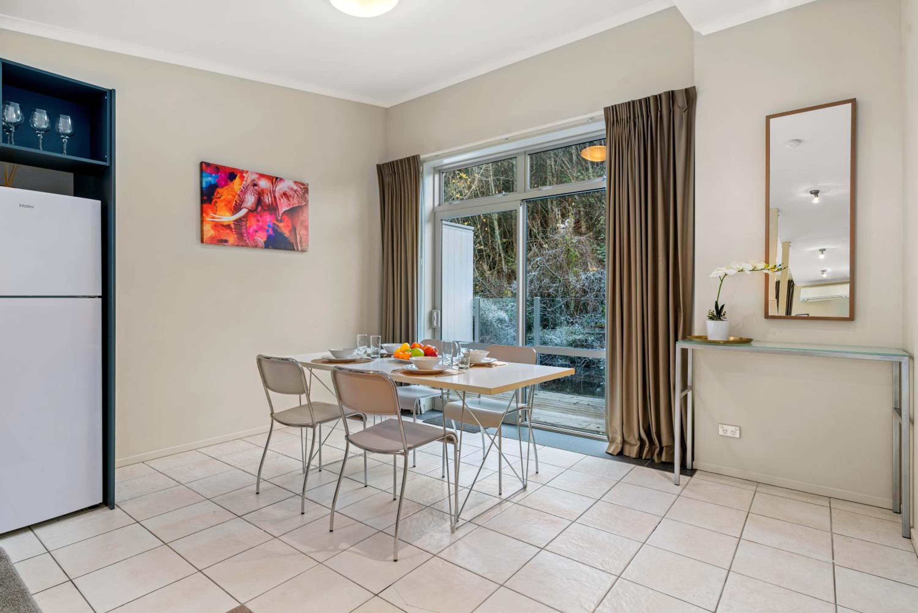 2-Bedroom Apartment with Lake & Mountain View - Beechwood