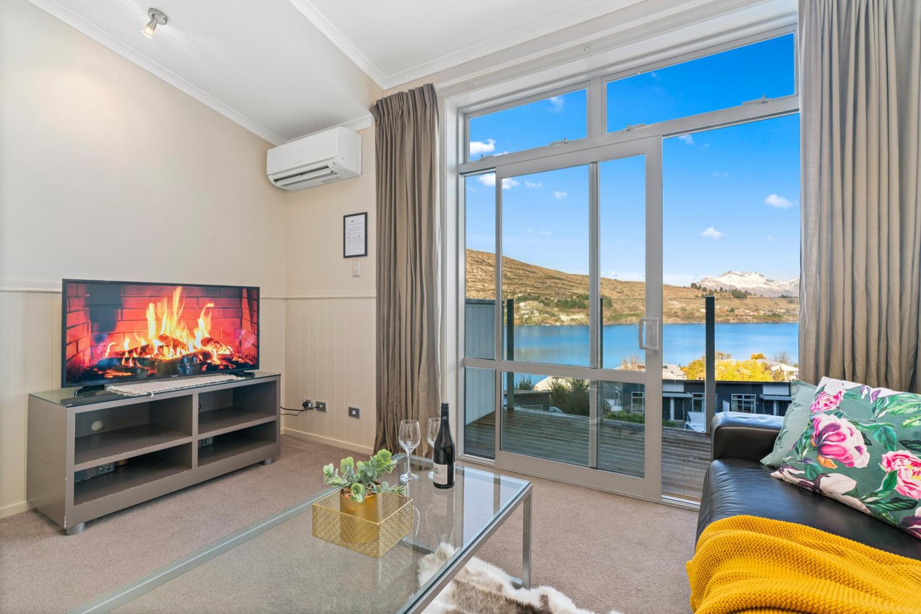 2-Bedroom Apartment with Lake & Mountain View - Beechwood