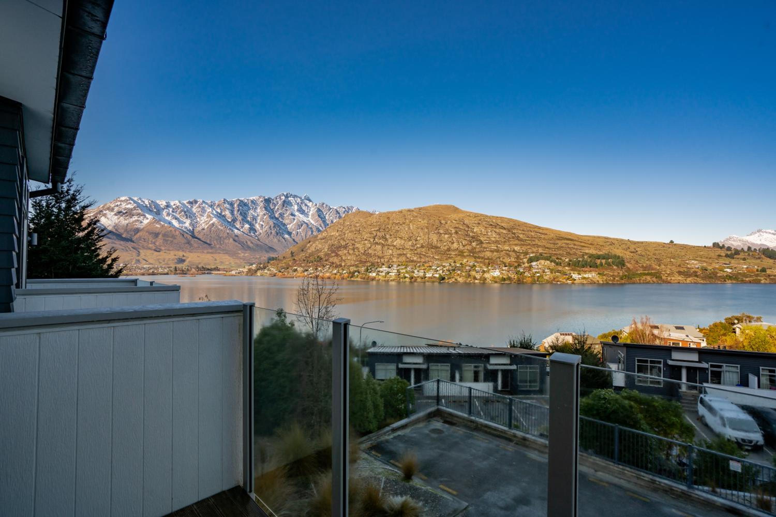 2-Bedroom Apartment with Lake & Mountain View - Beechwood