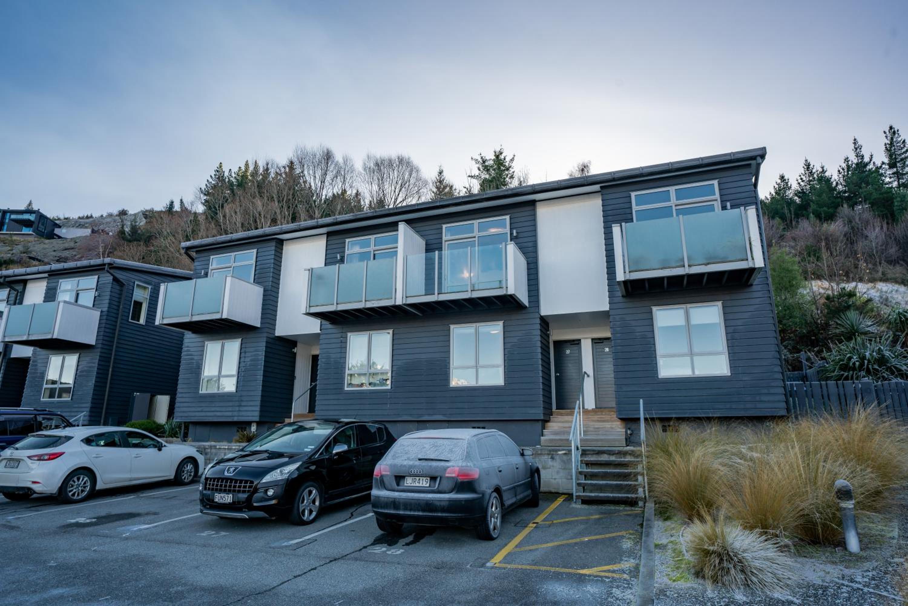 2-Bedroom Apartment with Lake & Mountain View - Beechwood