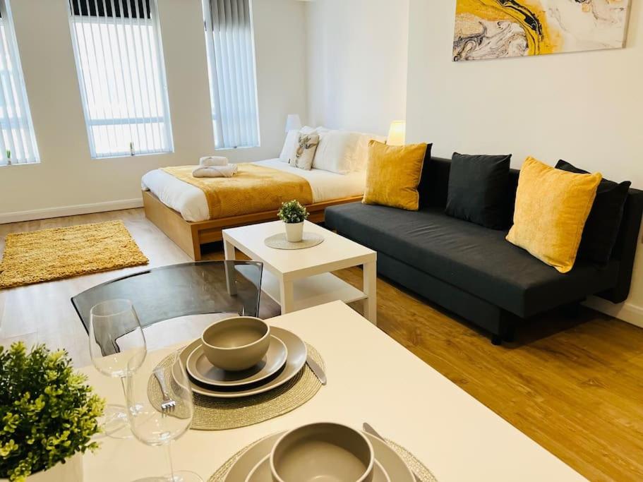 Luton Vacations - Luxury Studio Apartment - Property Image 1