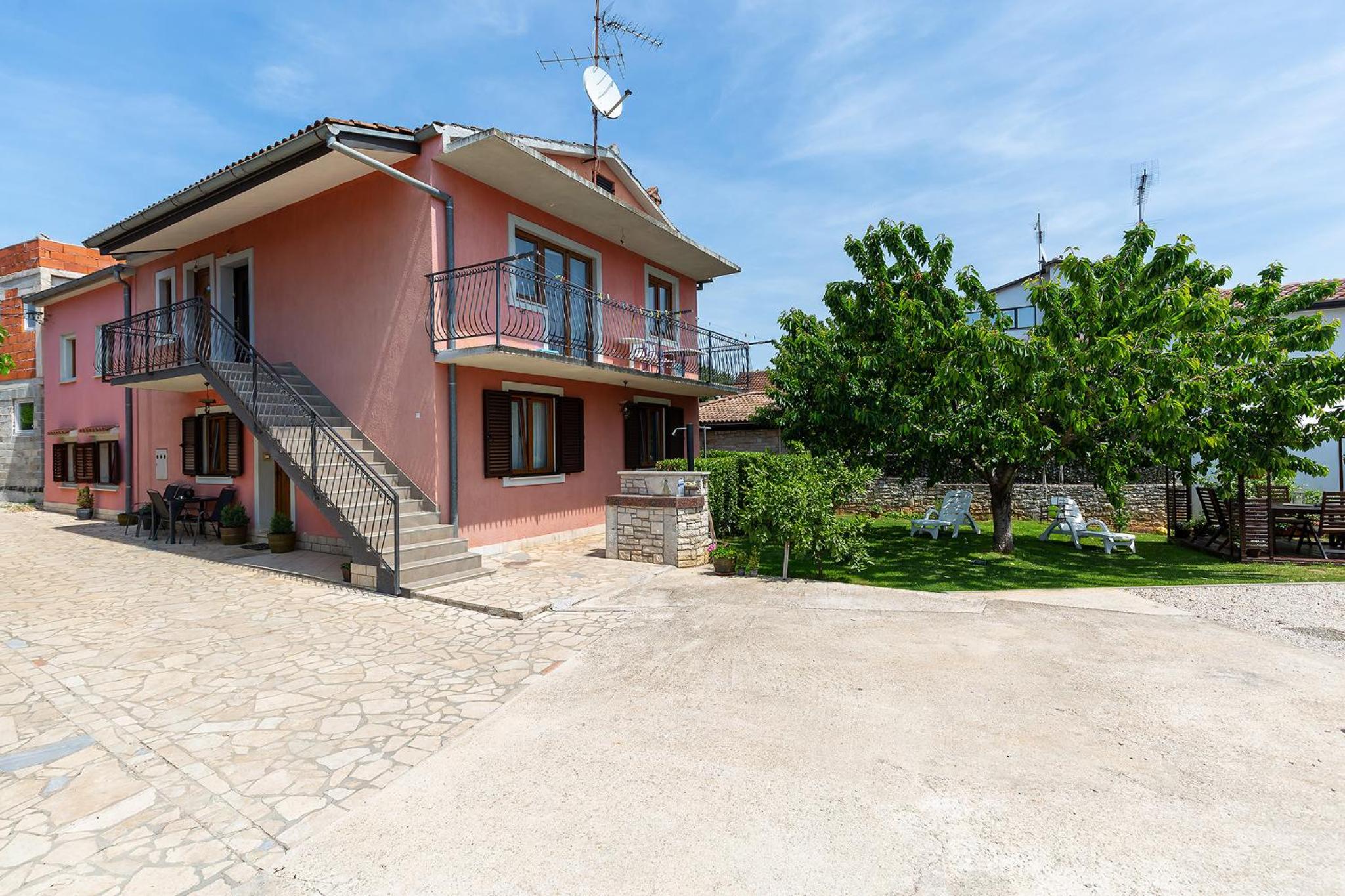 Beautiful Apartment Fratta with garden in Tar view 2