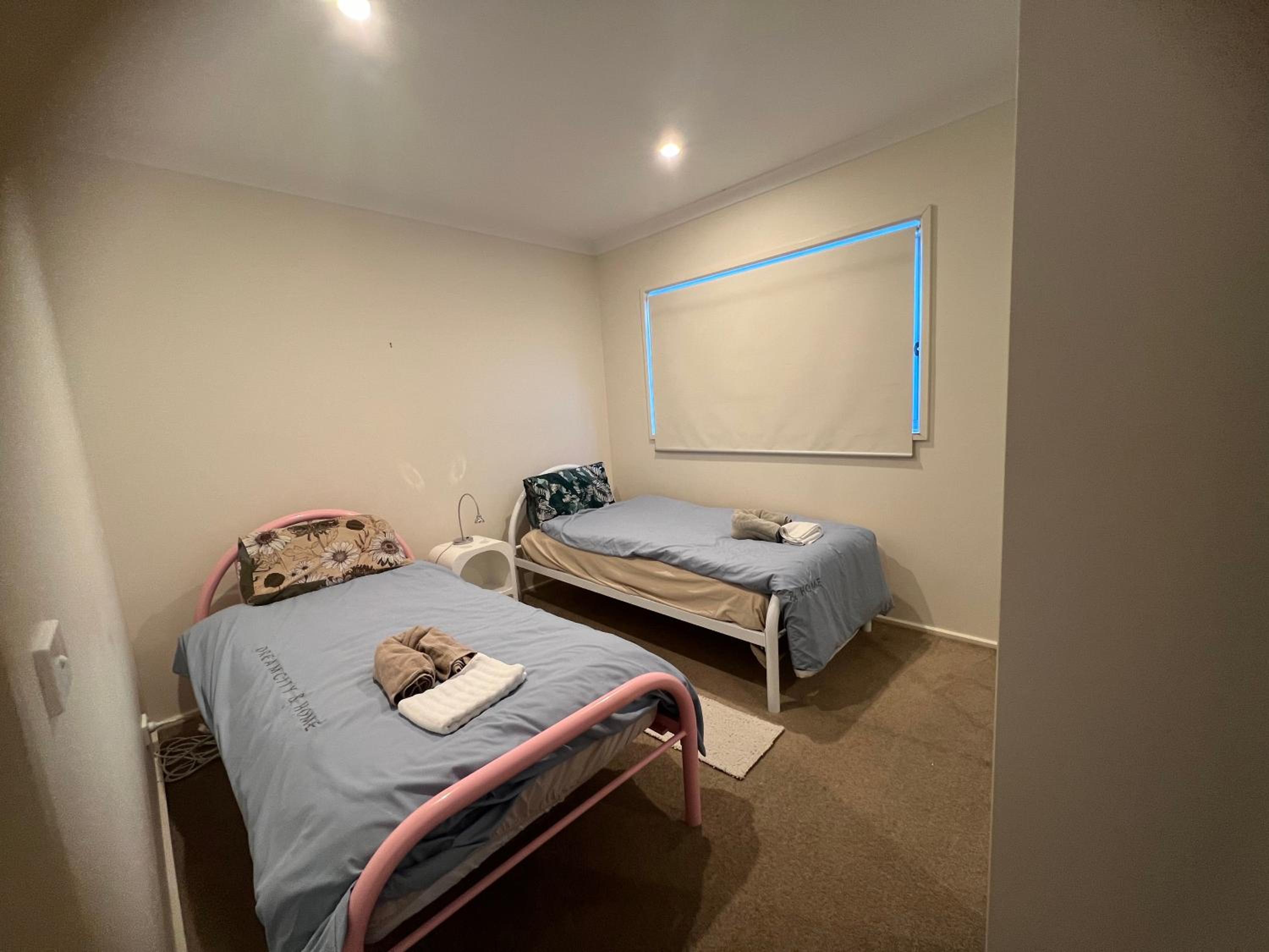 Entire 4 BR House In Moncrieff Close To Playground
