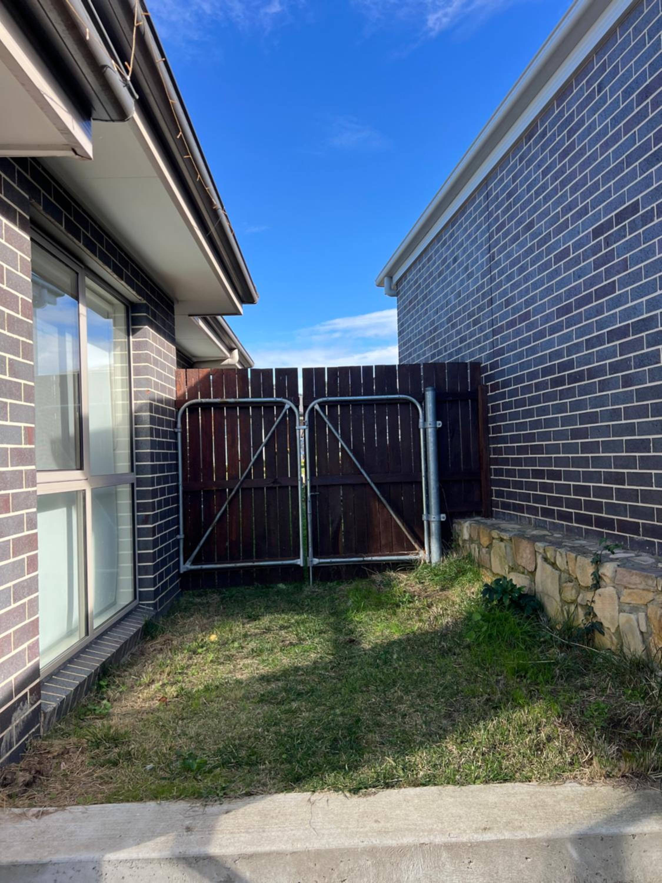 Entire 4 BR House In Moncrieff Close To Playground