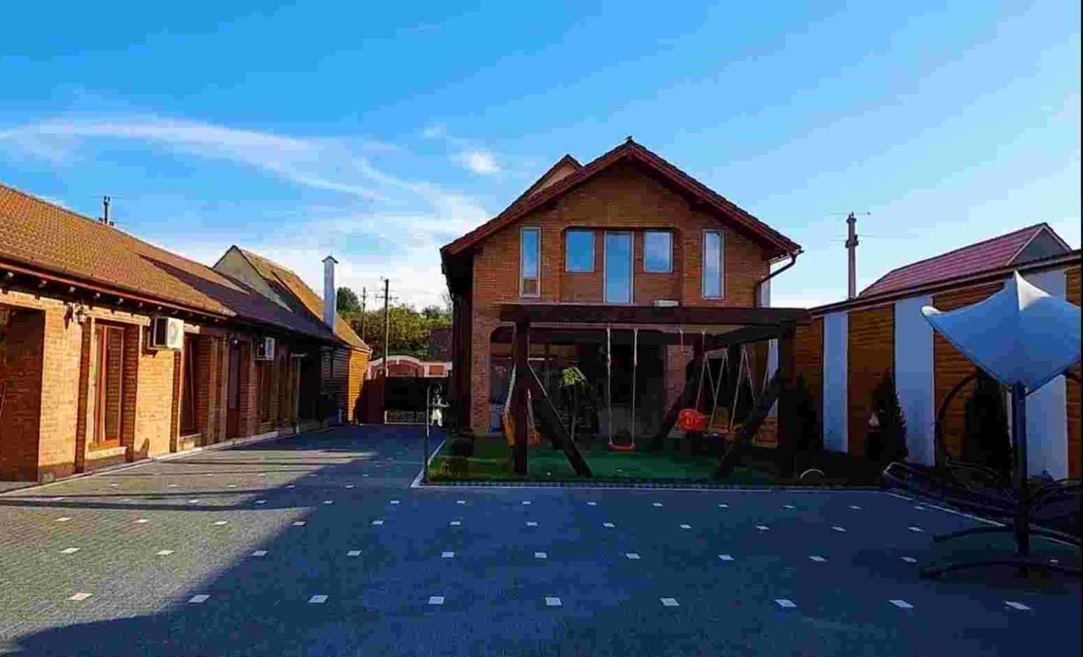 Home Ranya & Nicole view 2