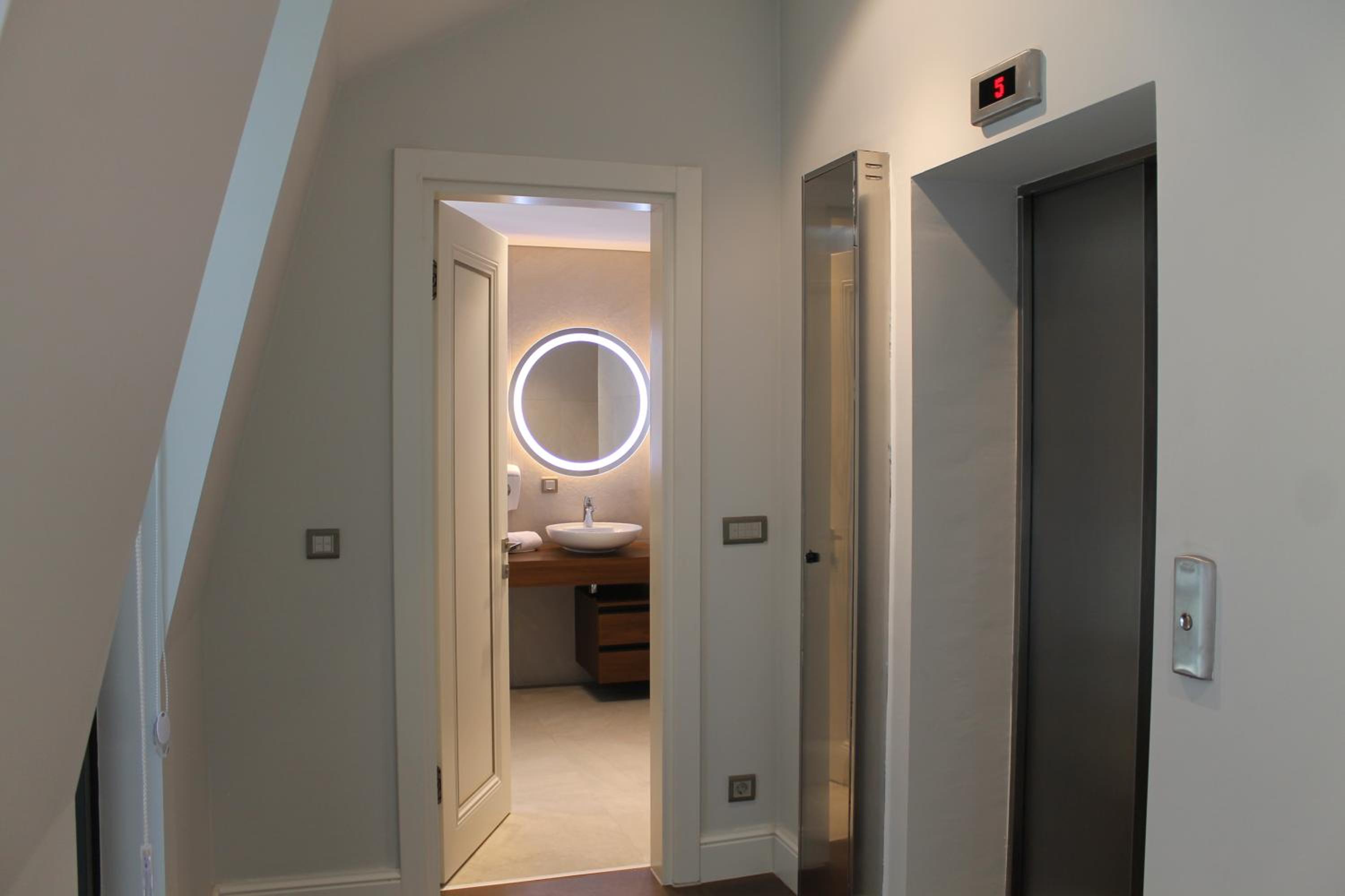 Garlon Residence - Image 296