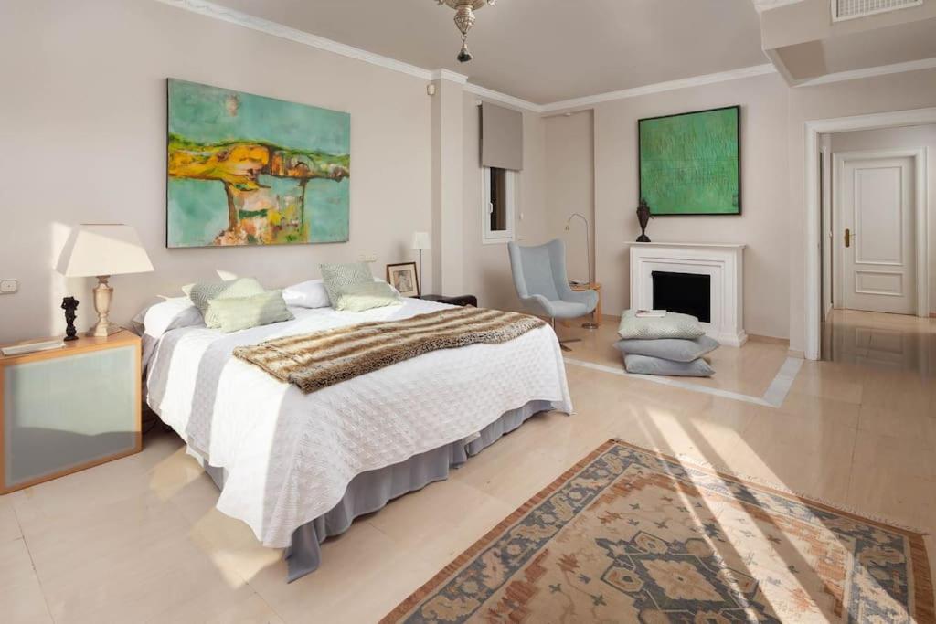 Luxury villa with sea views & terrace by REMS