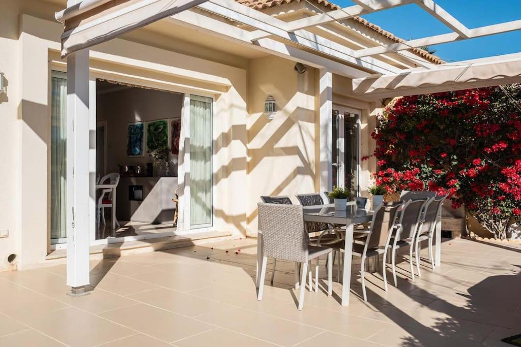 Luxury villa with sea views & terrace by REMS