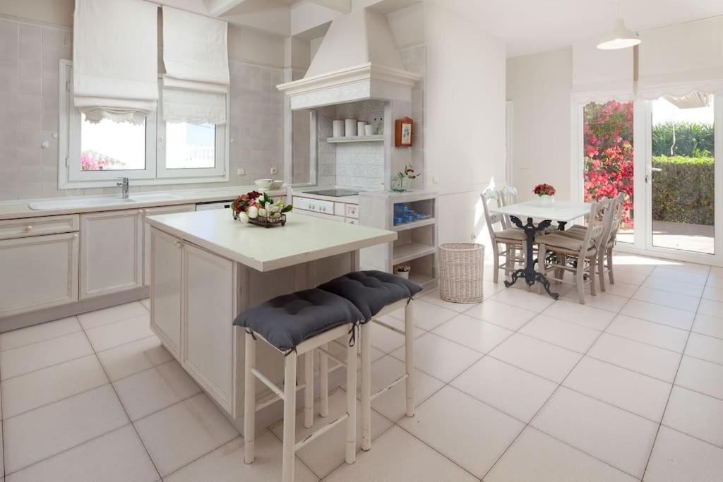 Luxury villa with sea views & terrace by REMS