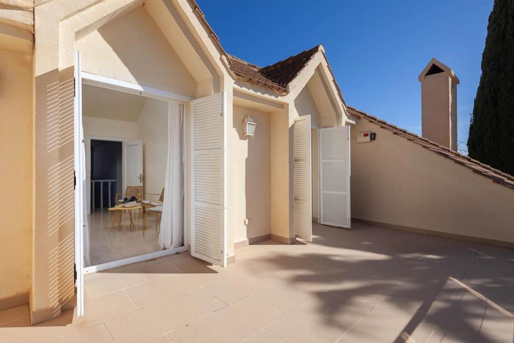 Luxury villa with sea views & terrace by REMS