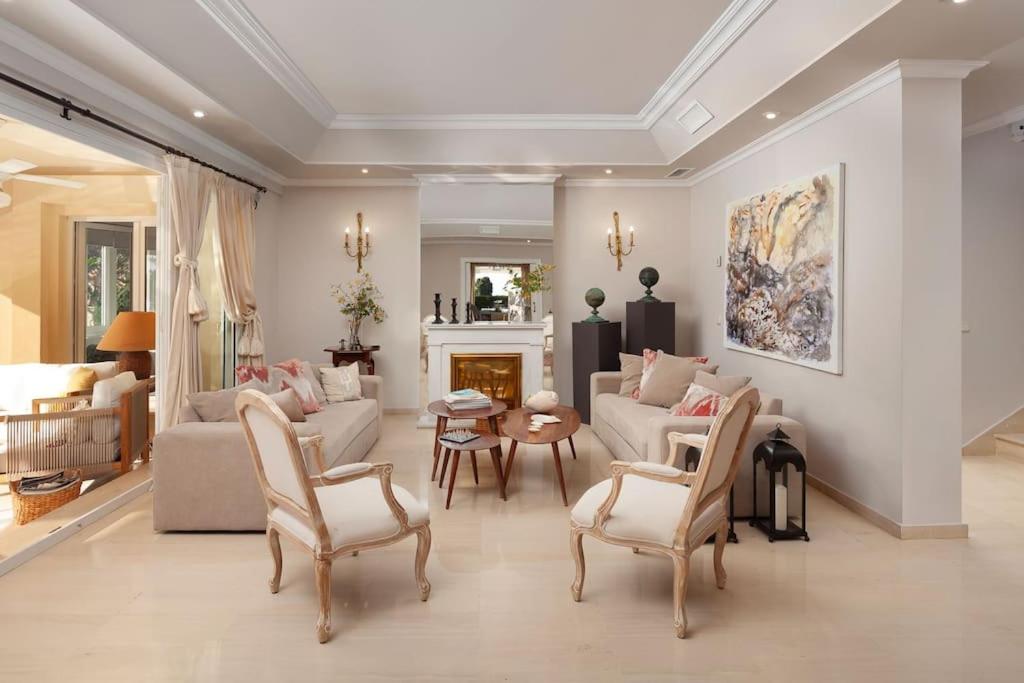 Luxury villa with sea views & terrace by REMS