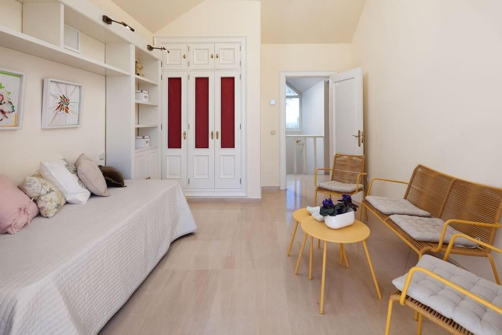 Luxury villa with sea views & terrace by REMS