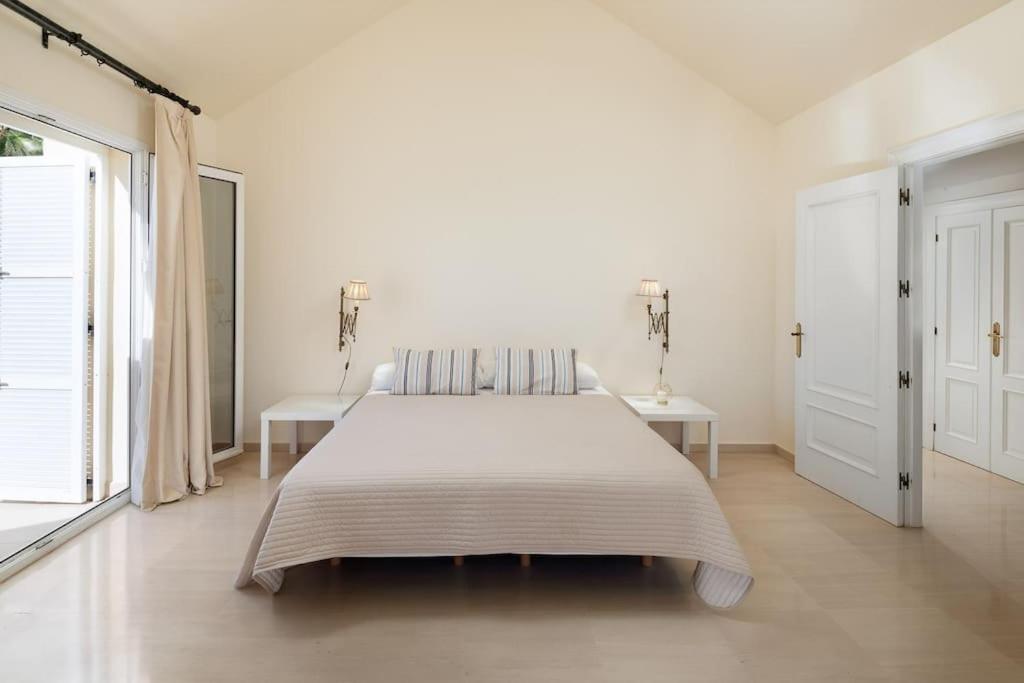 Luxury villa with sea views & terrace by REMS