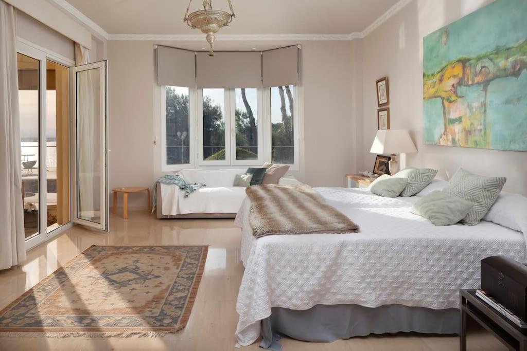 Luxury villa with sea views & terrace by REMS