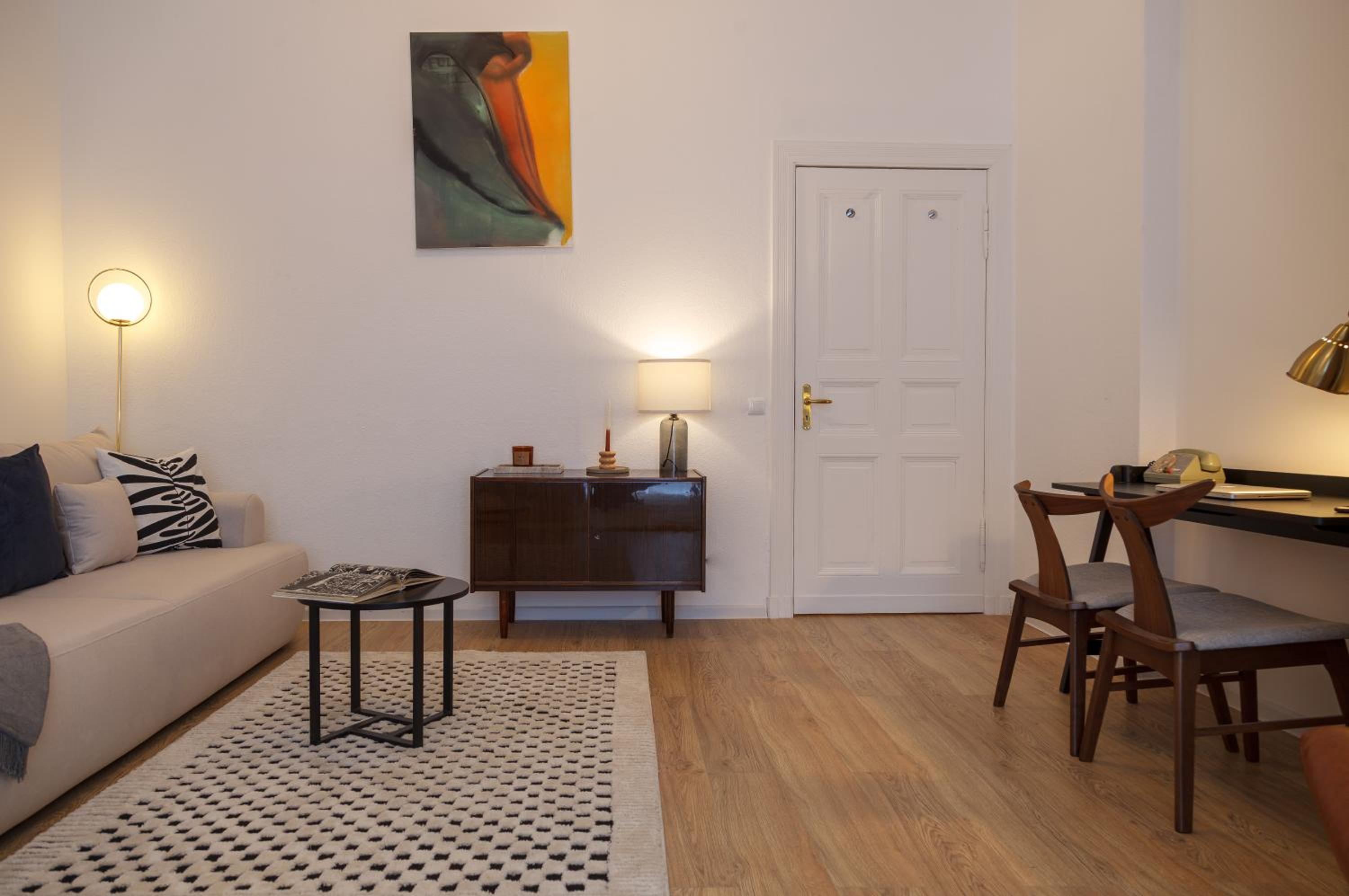 oompH Berlin 3BR Apt with Light Tones and Artwork