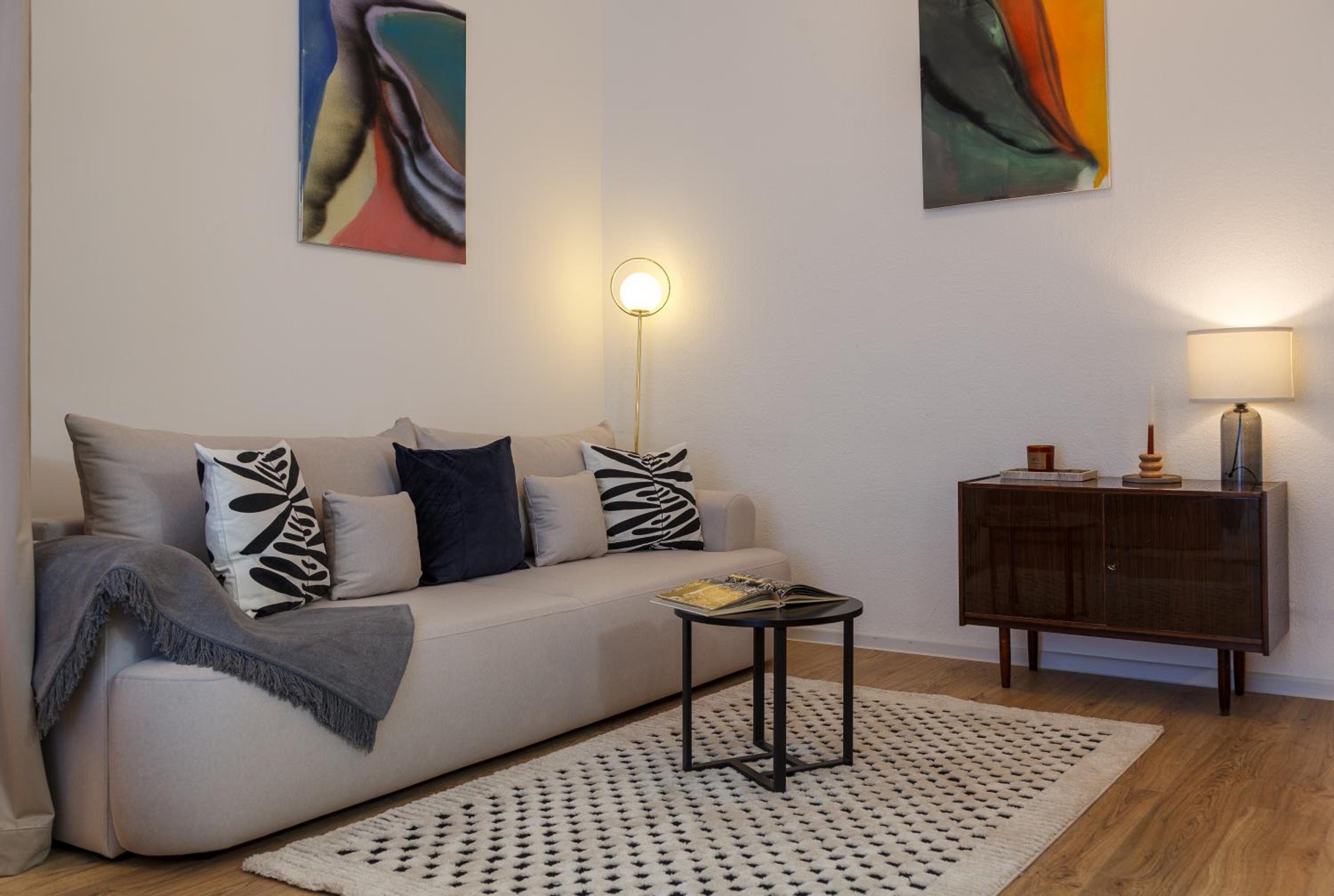 oompH Berlin 3BR Apt with Light Tones and Artwork
