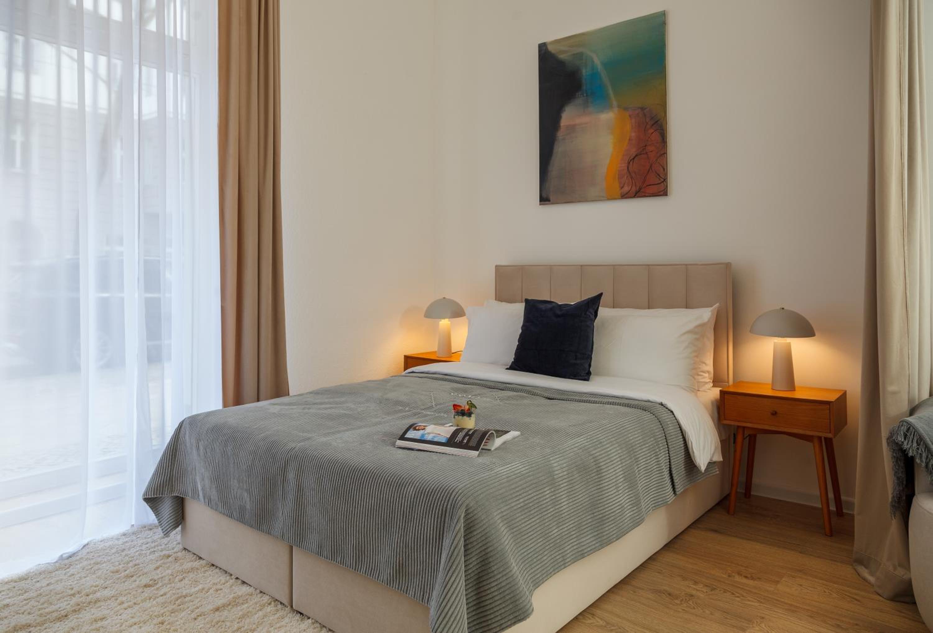 oompH Berlin 3BR Apt with Light Tones and Artwork