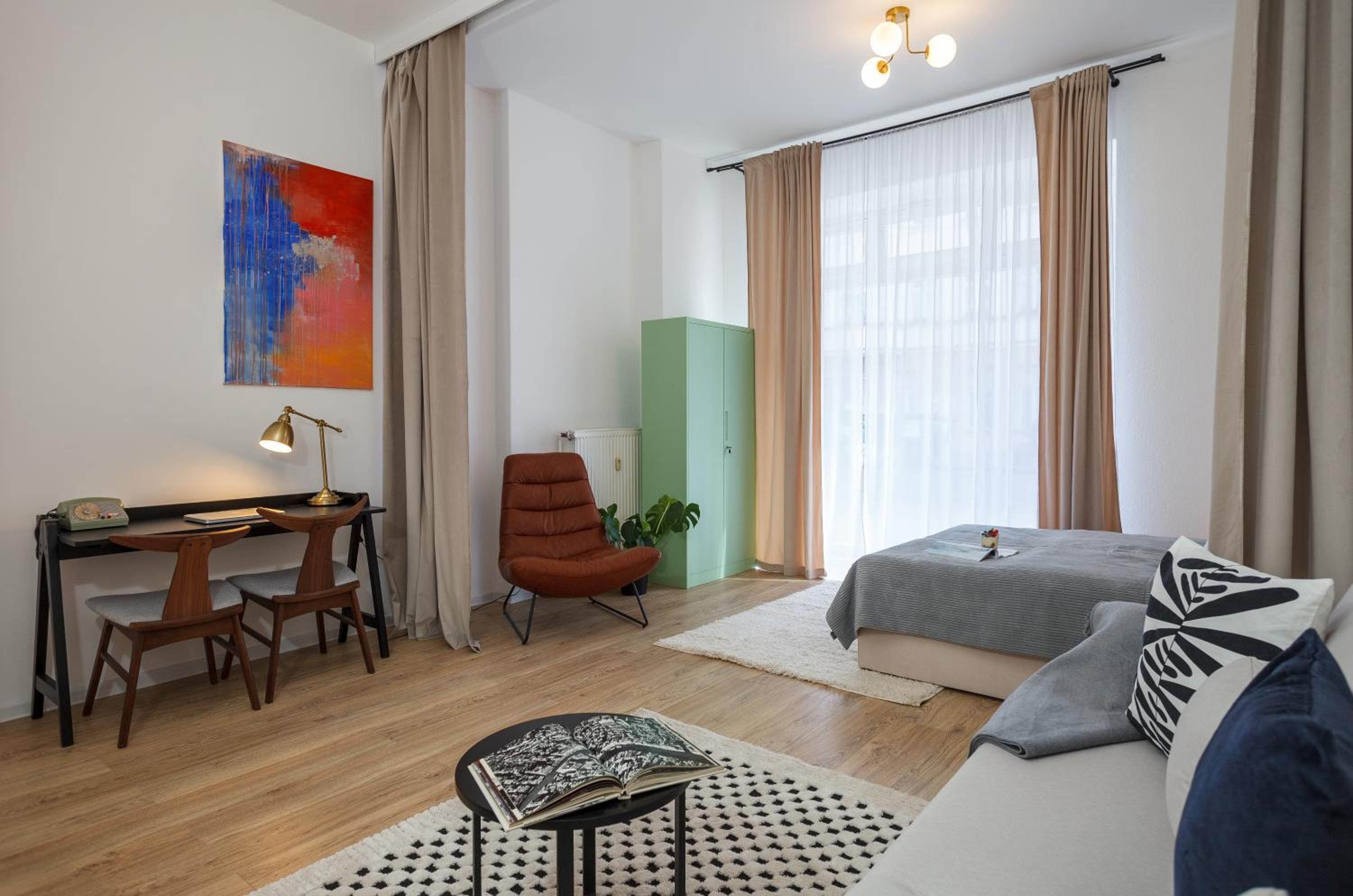oompH Berlin 3BR Apt with Light Tones and Artwork