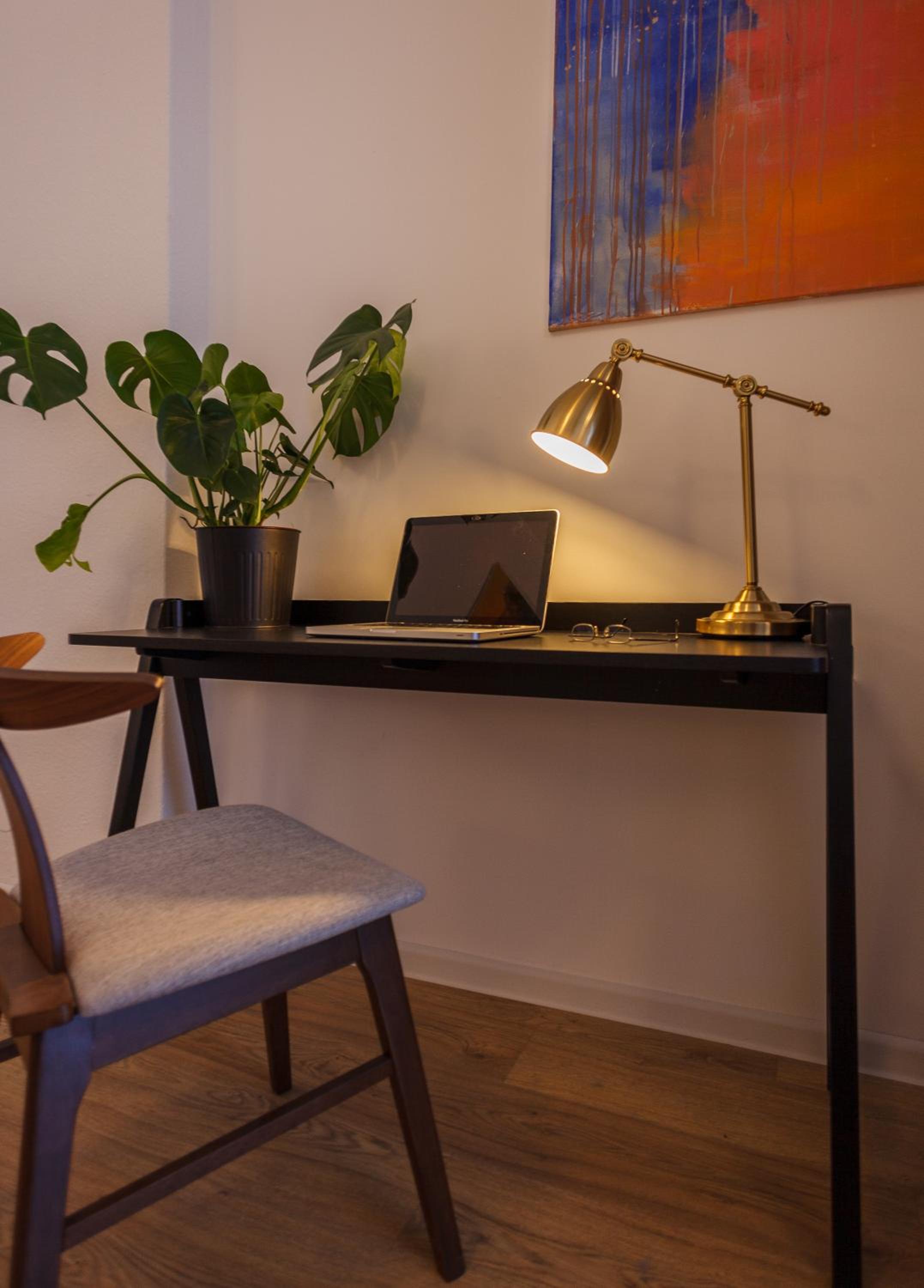 oompH Berlin 3BR Apt with Light Tones and Artwork