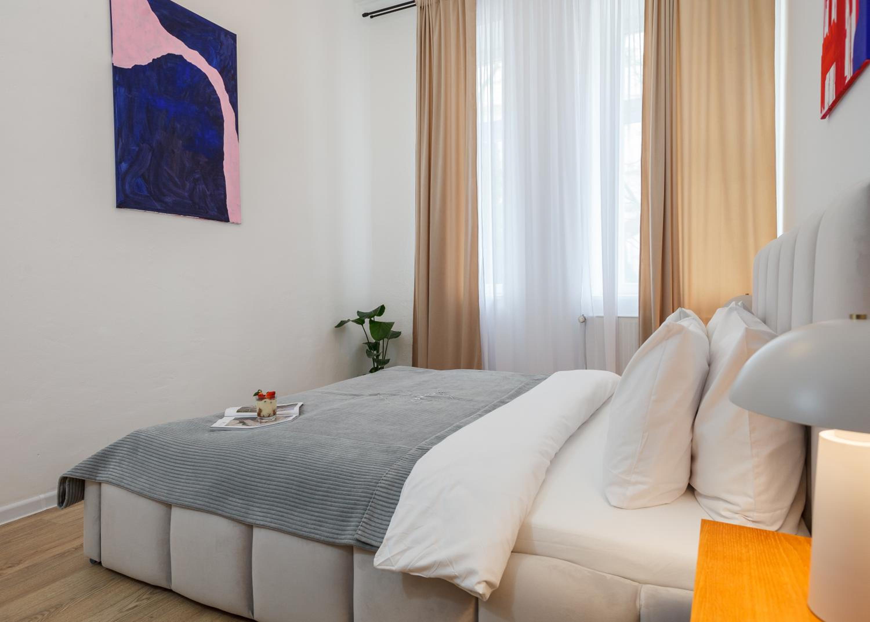 oompH Berlin 3BR Apt with Light Tones and Artwork