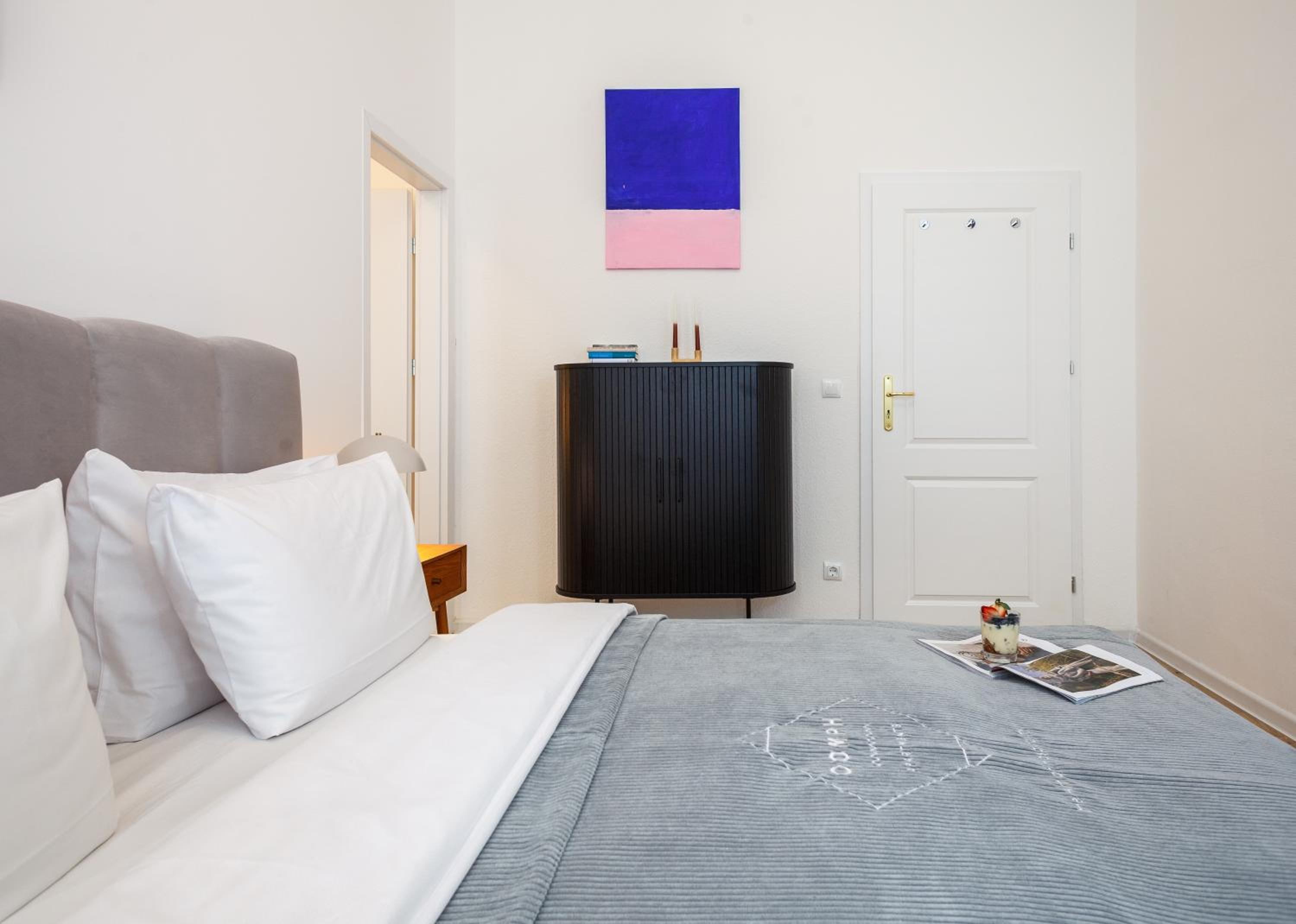 oompH Berlin 3BR Apt with Light Tones and Artwork