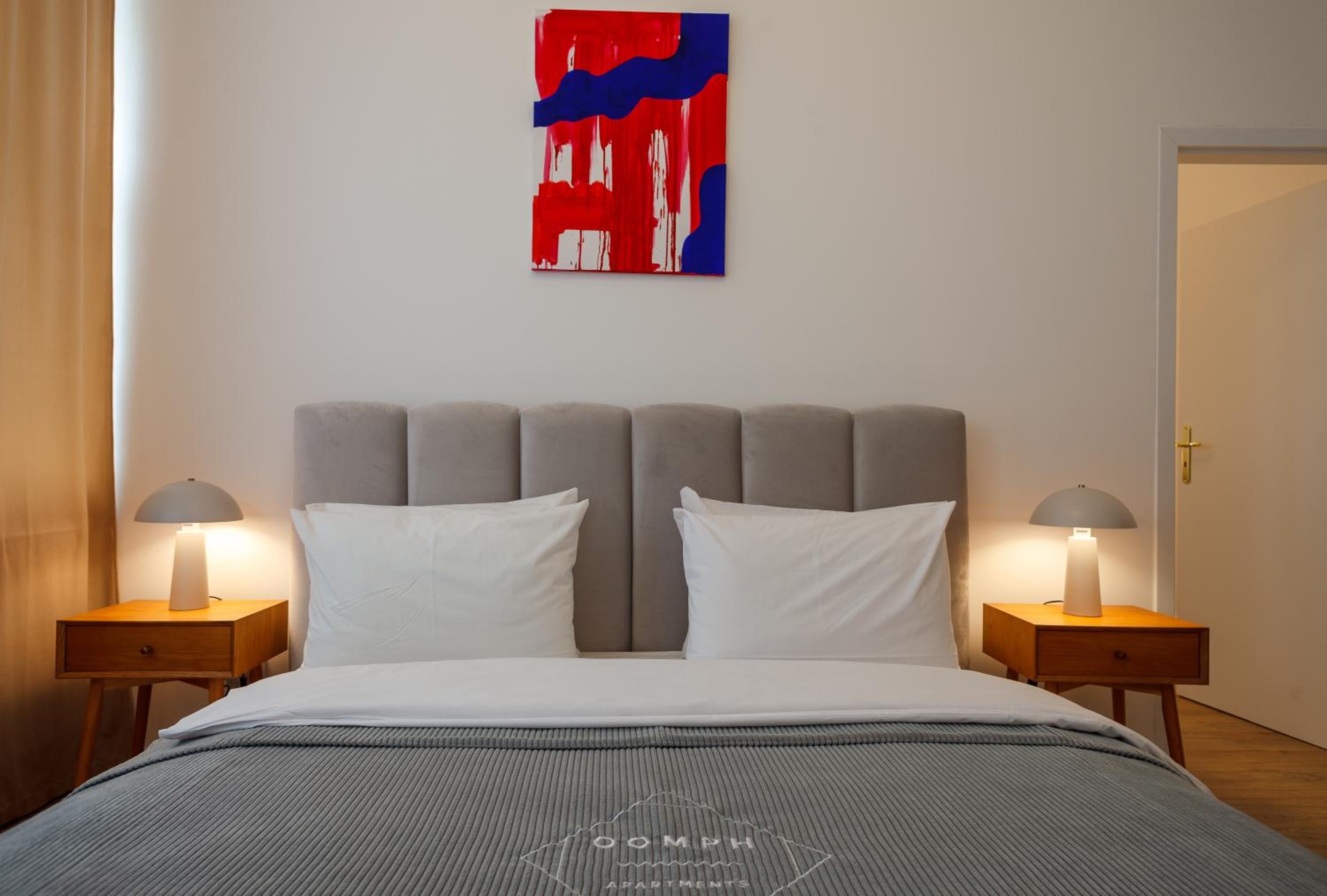 oompH Berlin 3BR Apt with Light Tones and Artwork
