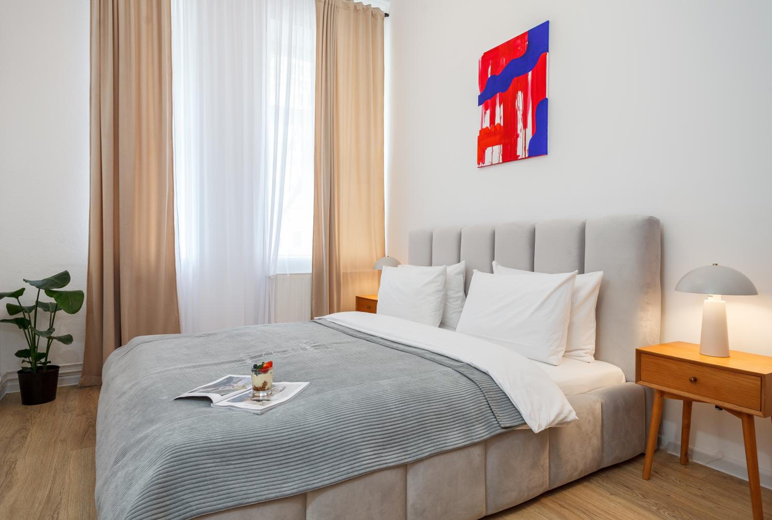 oompH Berlin 3BR Apt with Light Tones and Artwork