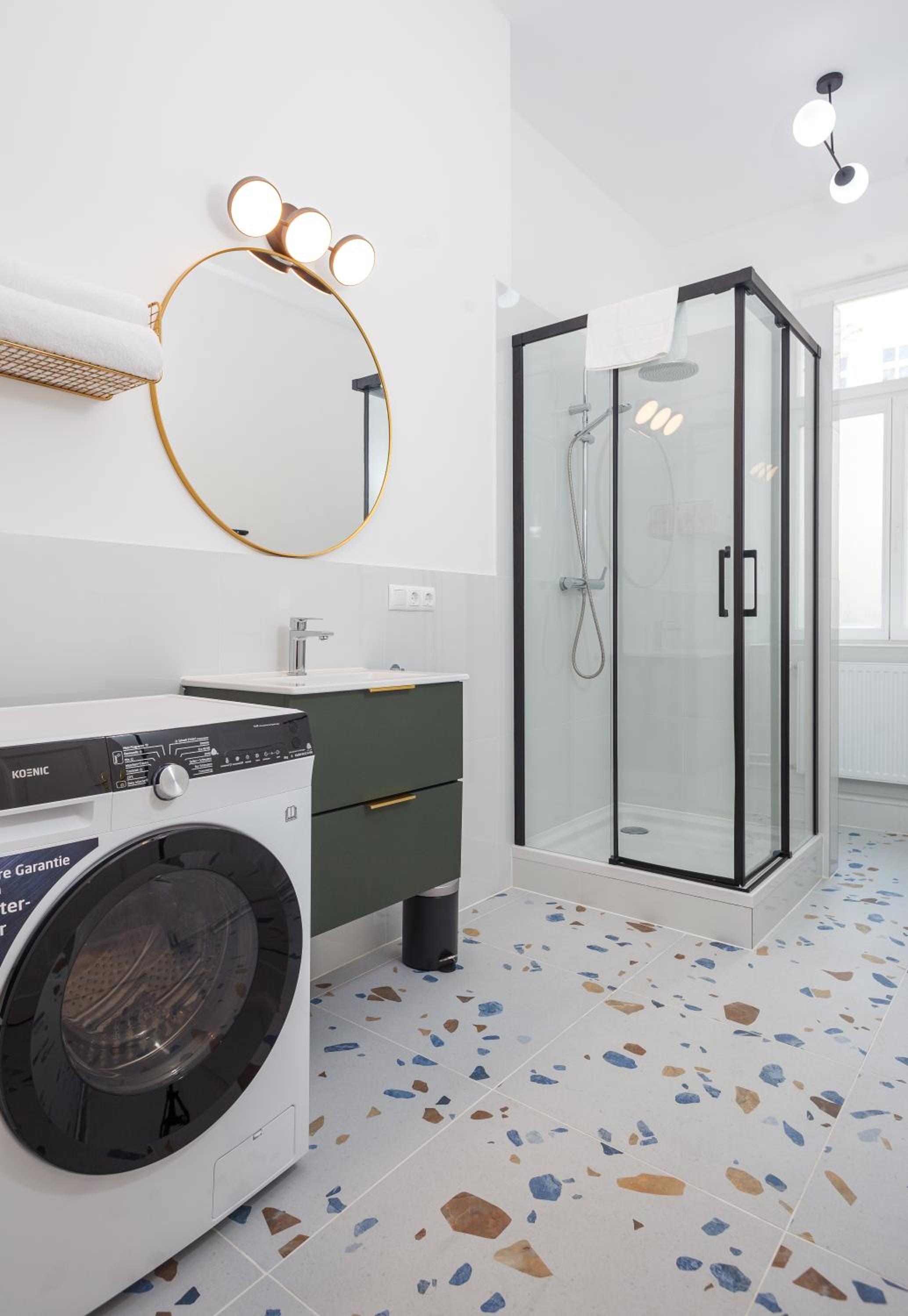 oompH Berlin 3BR Apt with Light Tones and Artwork