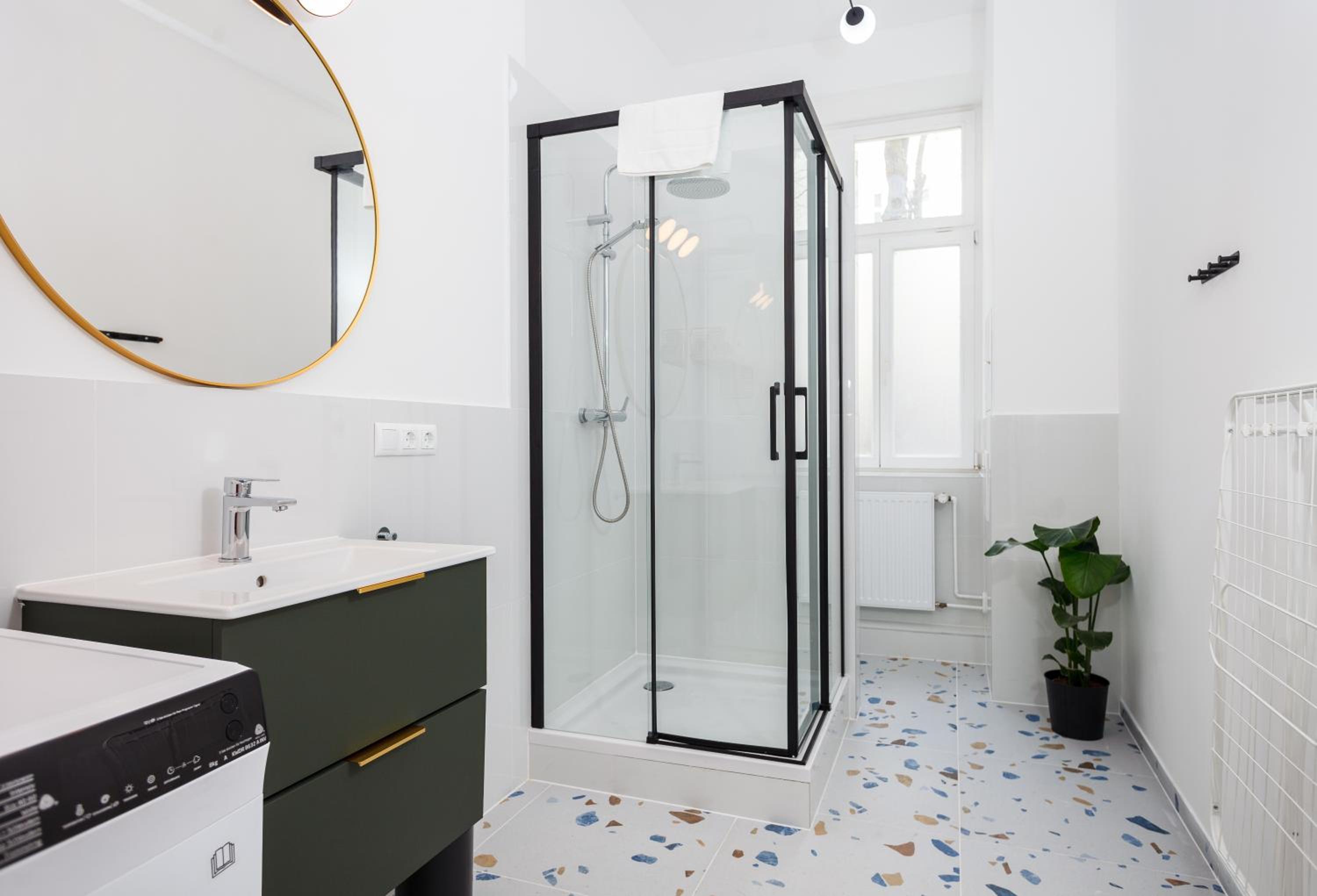 oompH Berlin 3BR Apt with Light Tones and Artwork