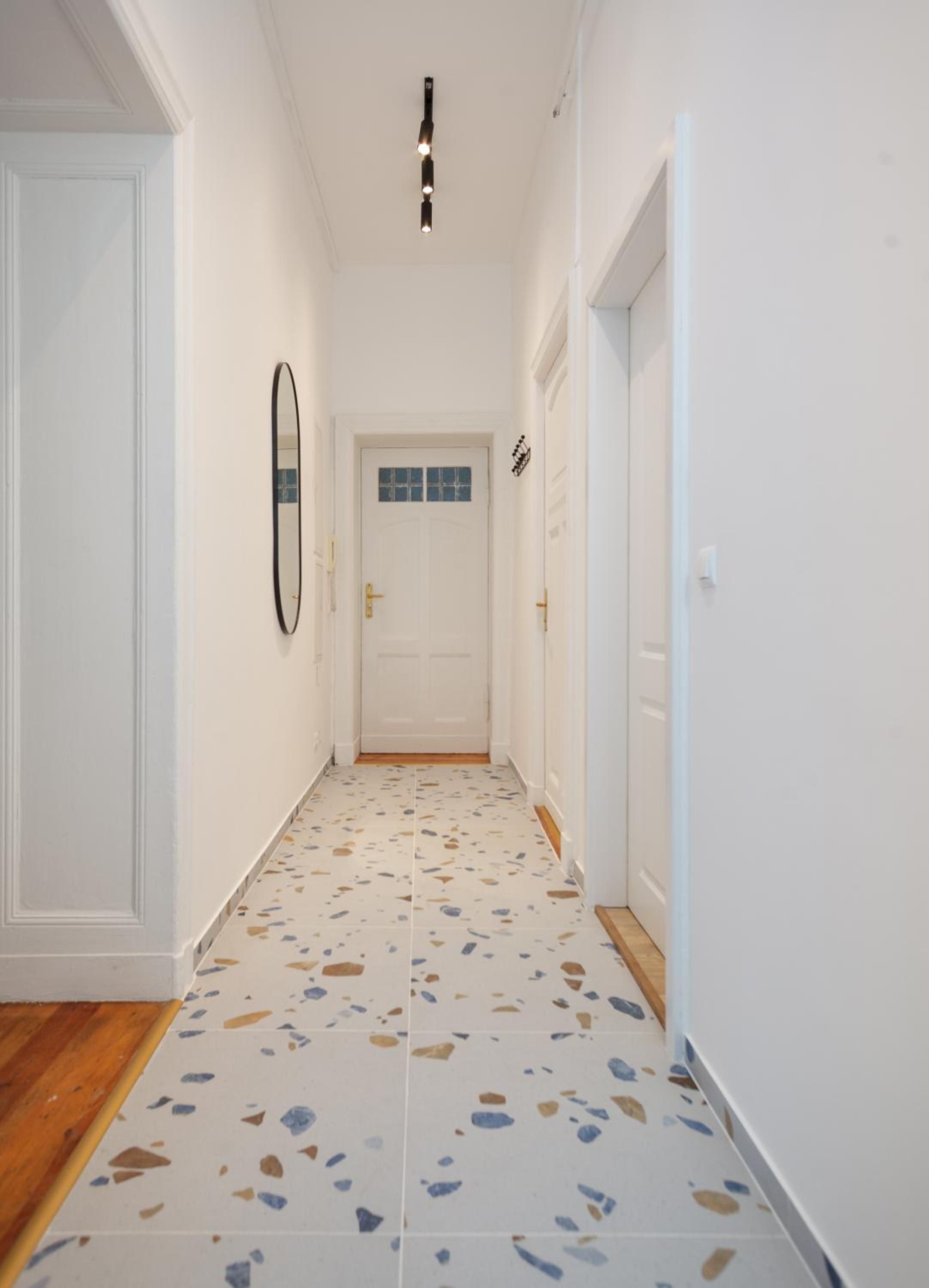 oompH Berlin 3BR Apt with Light Tones and Artwork