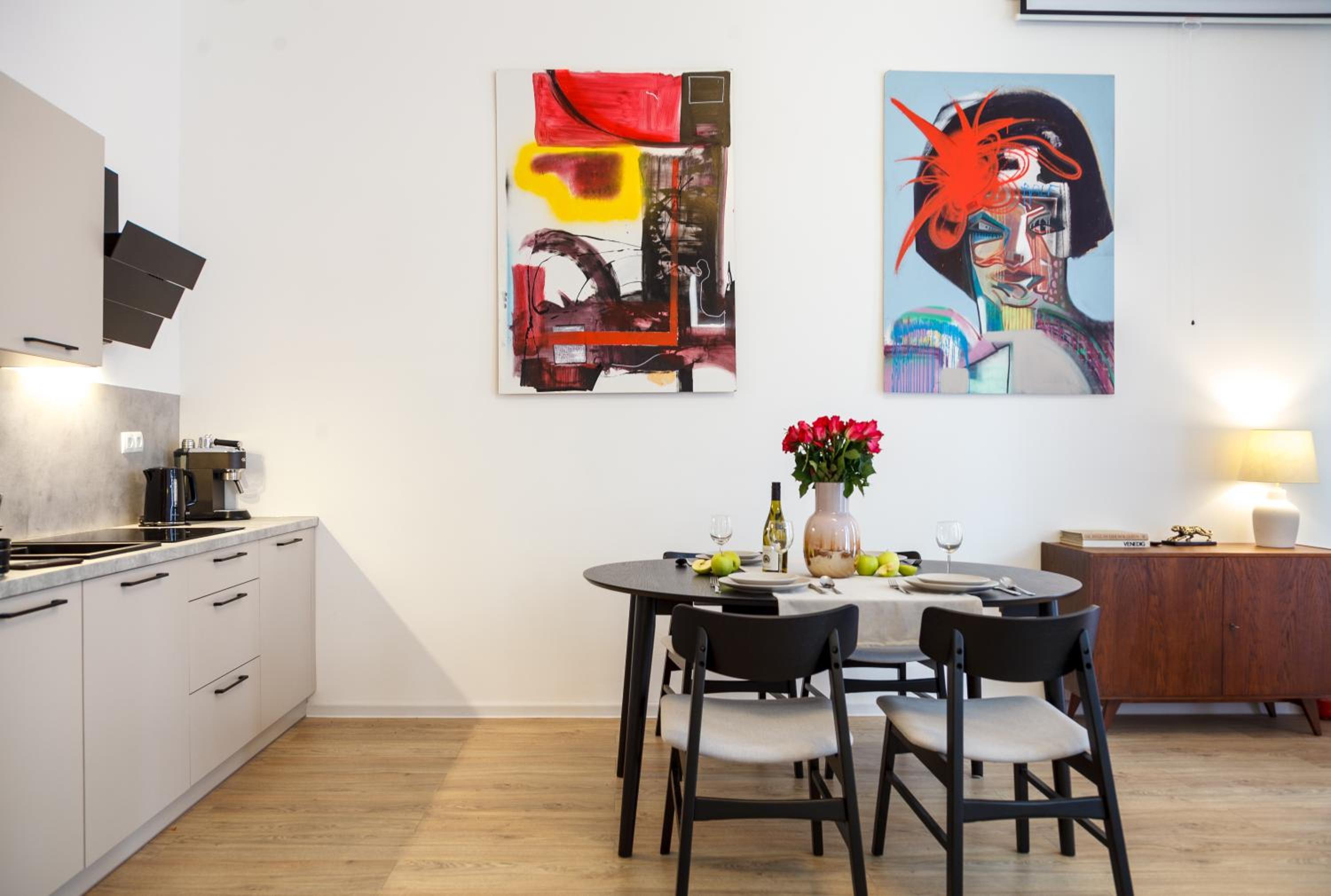 oompH Berlin 3BR Apt with Light Tones and Artwork