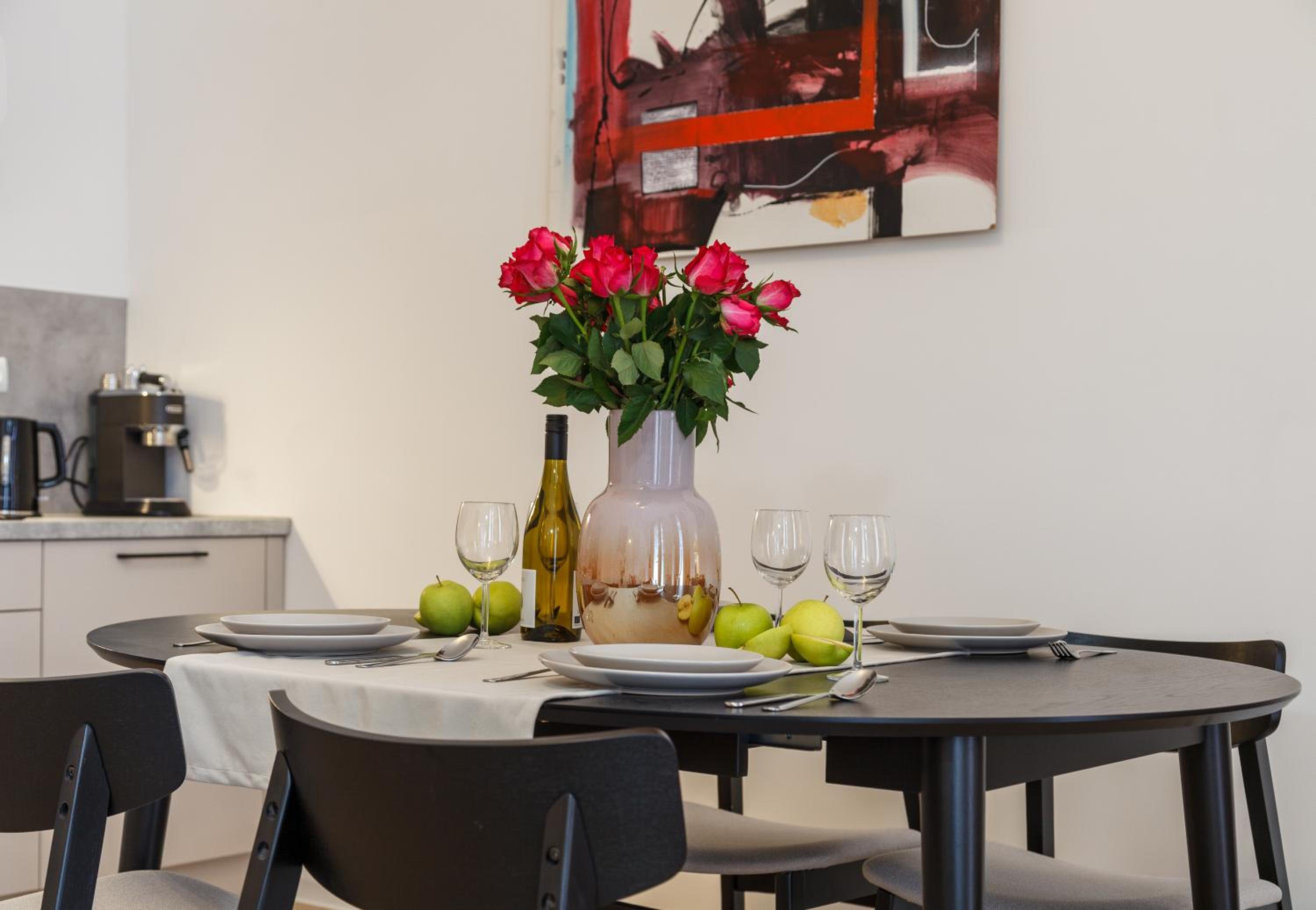 oompH Berlin 3BR Apt with Light Tones and Artwork
