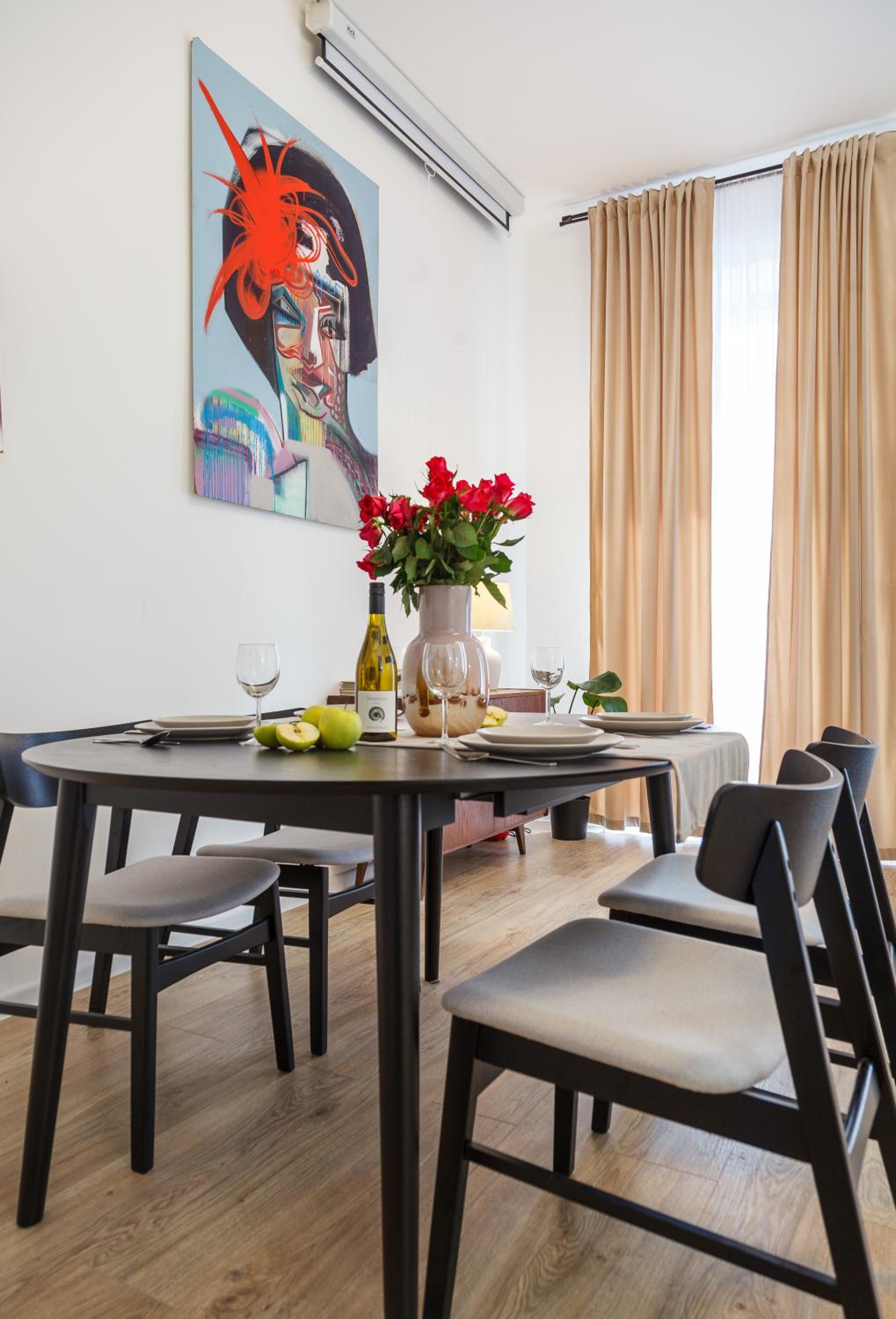 oompH Berlin 3BR Apt with Light Tones and Artwork