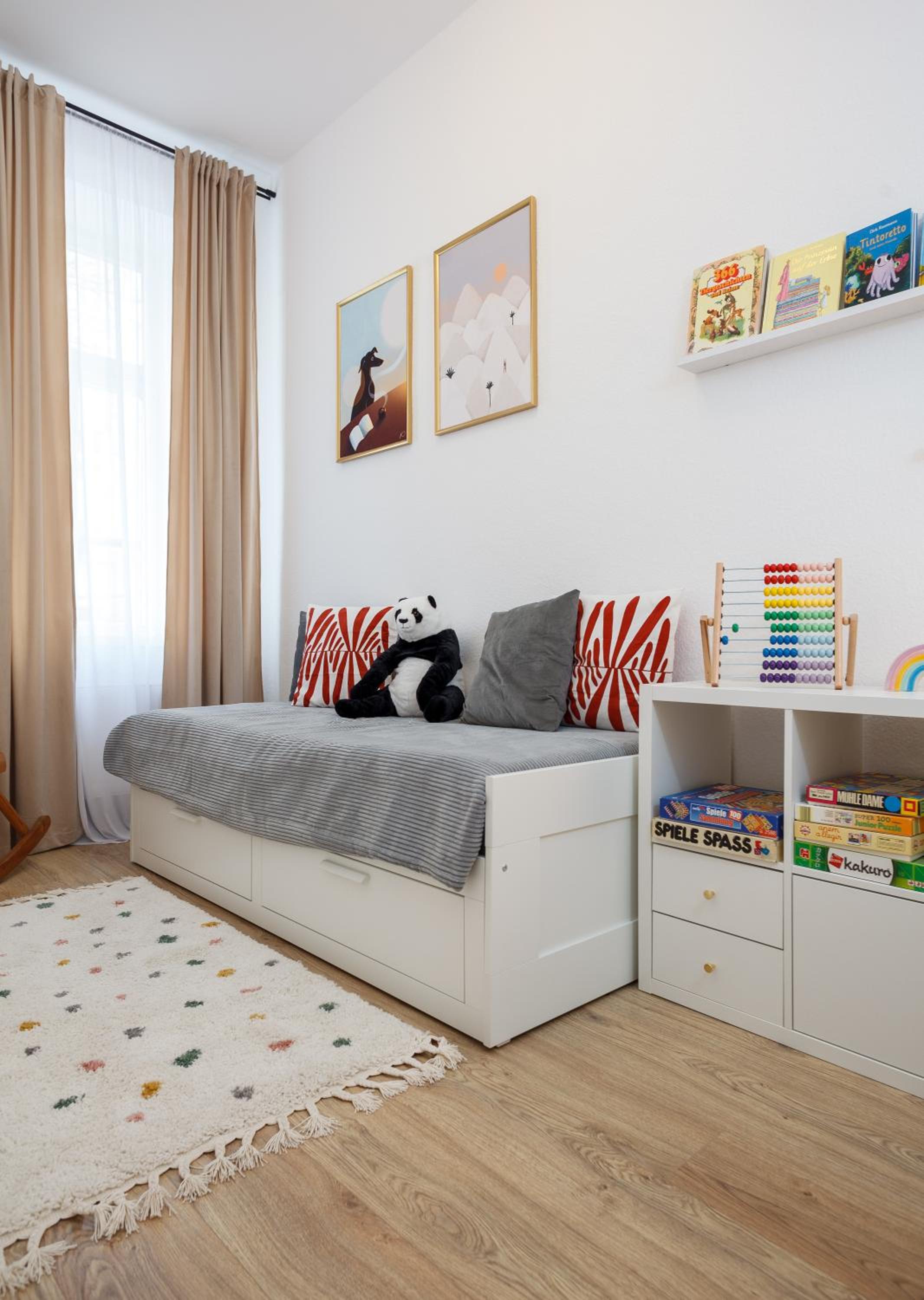 oompH Berlin 3BR Apt with Light Tones and Artwork