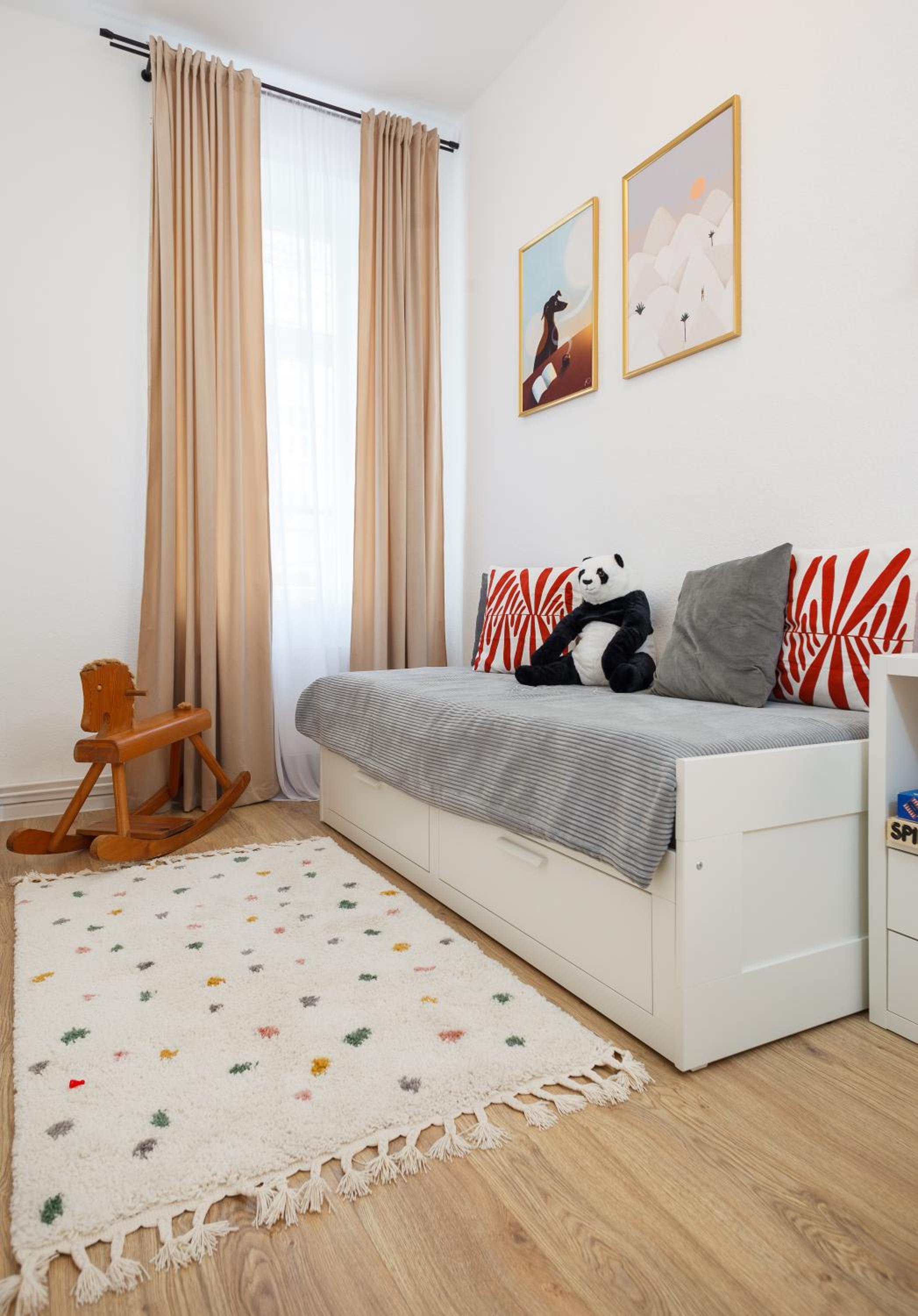 oompH Berlin 3BR Apt with Light Tones and Artwork