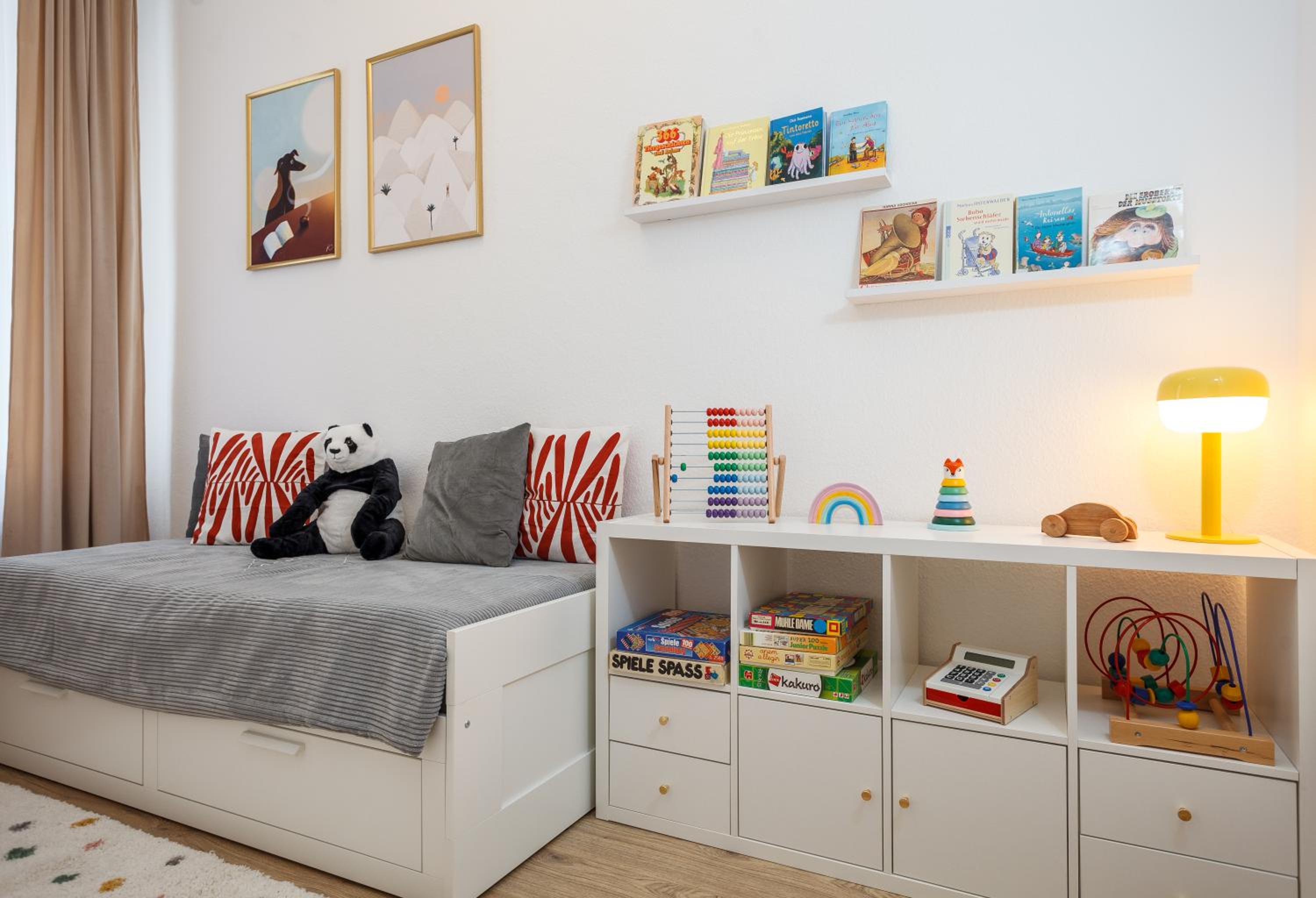oompH Berlin 3BR Apt with Light Tones and Artwork
