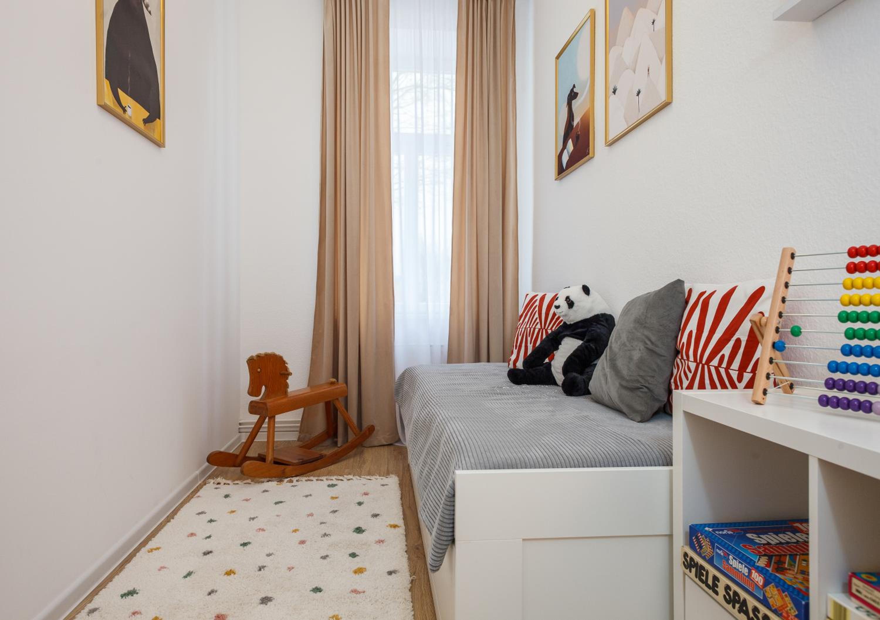 oompH Berlin 3BR Apt with Light Tones and Artwork