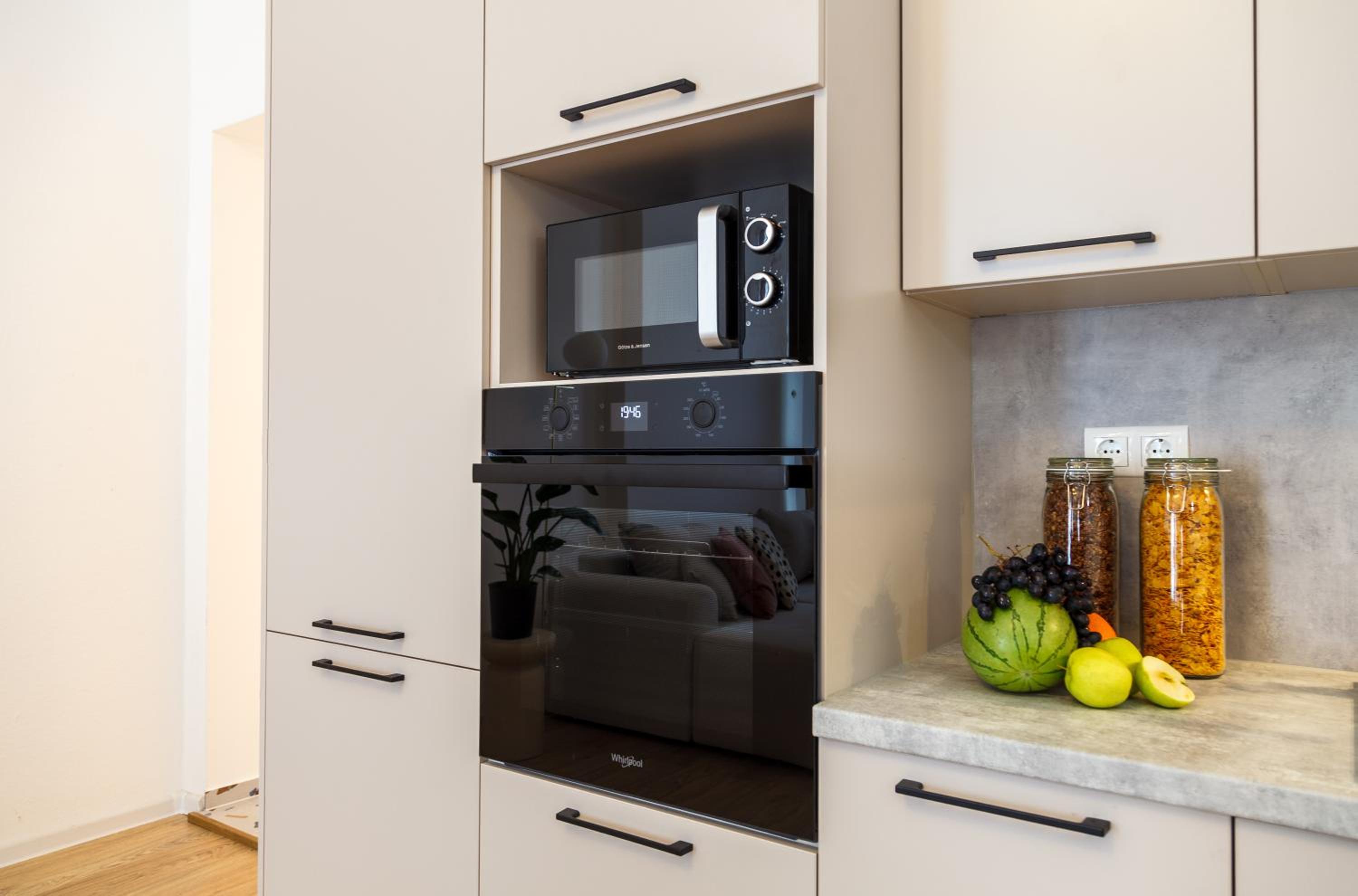 oompH Berlin 3BR Apt with Light Tones and Artwork