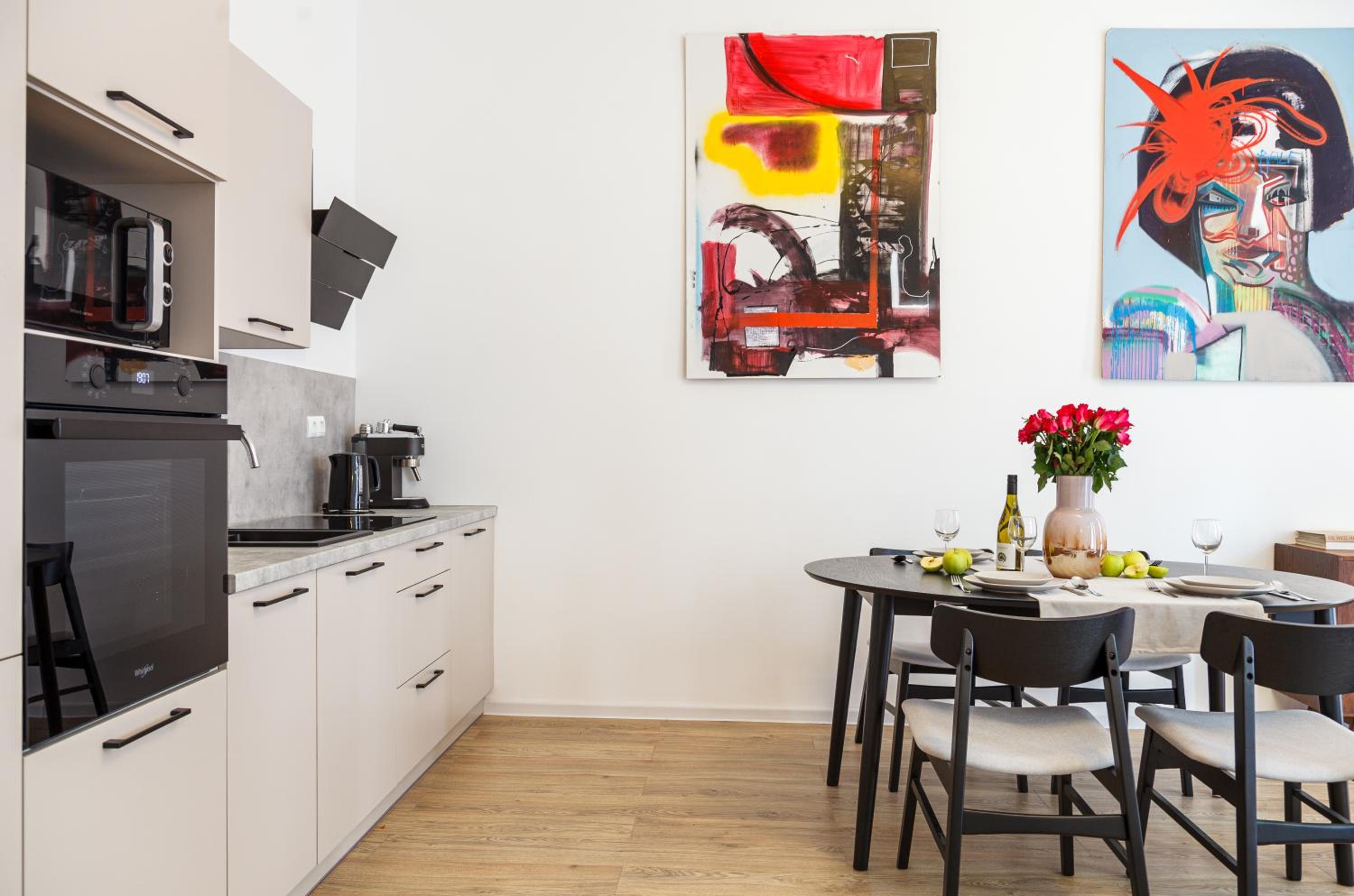 oompH Berlin 3BR Apt with Light Tones and Artwork