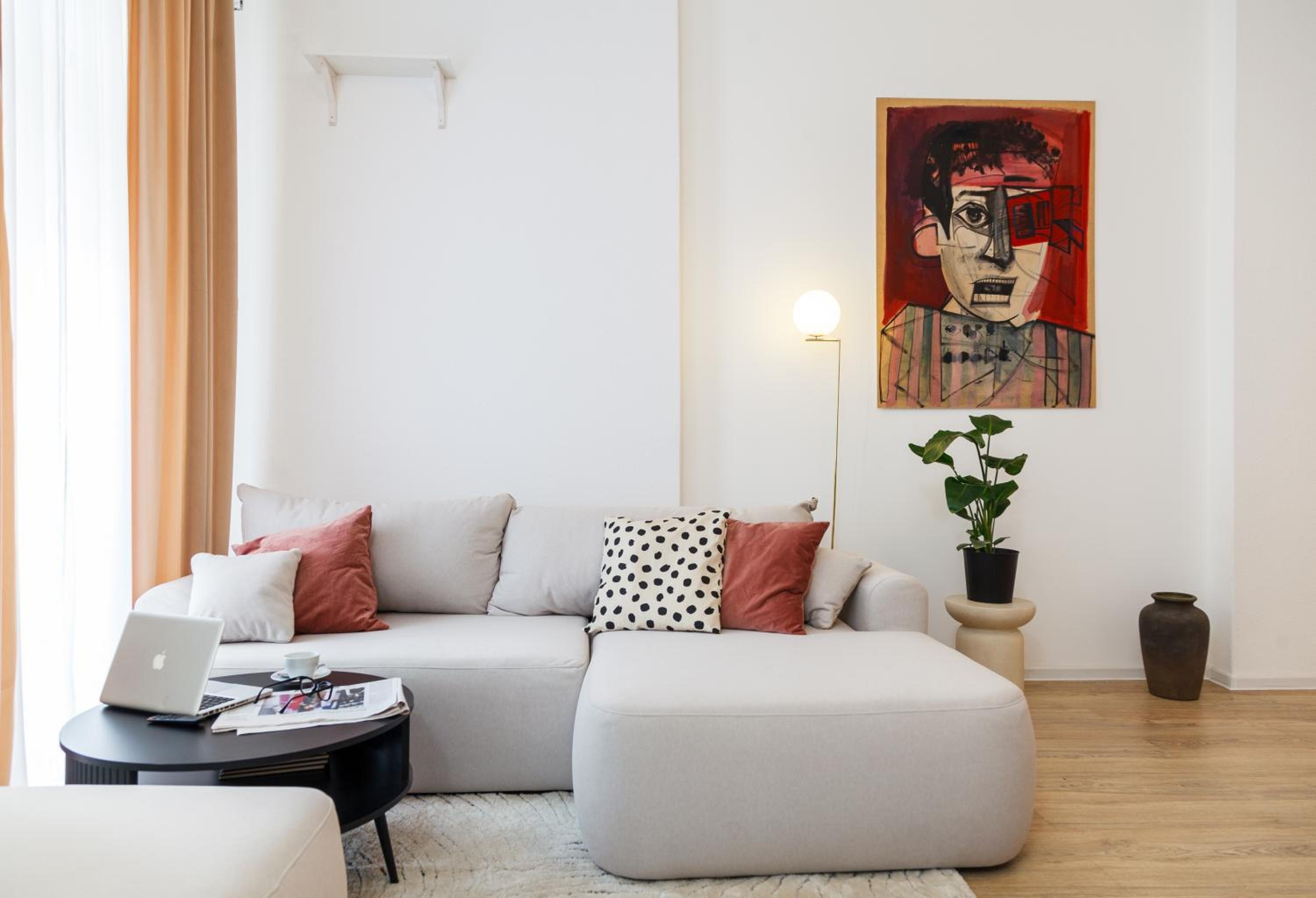 oompH Berlin 3BR Apt with Light Tones and Artwork